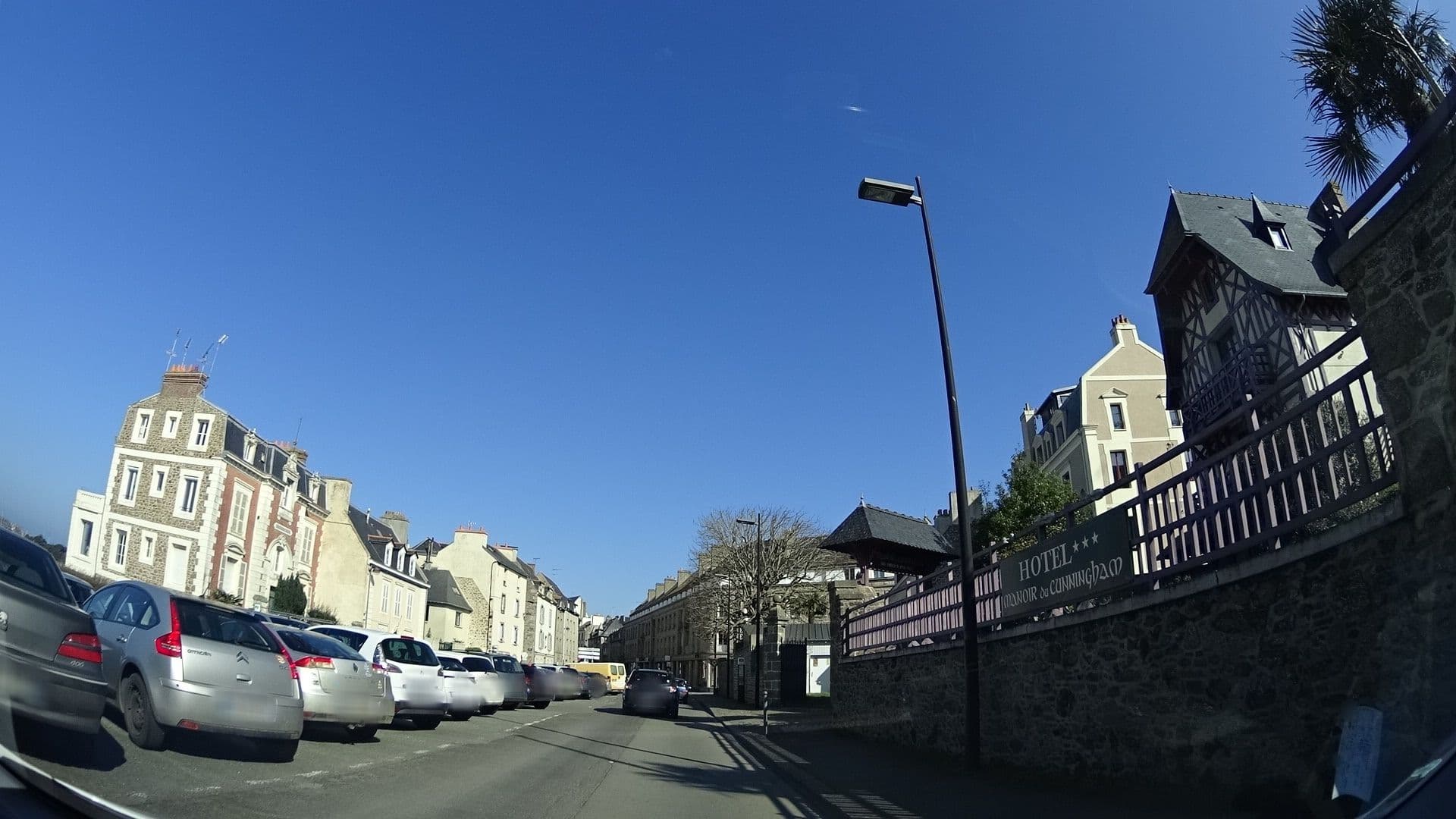 Street view near Hôtel Le Manoir du Cunningham, Saint-Malo — © panieravide (CC BY-SA · Mapillary)