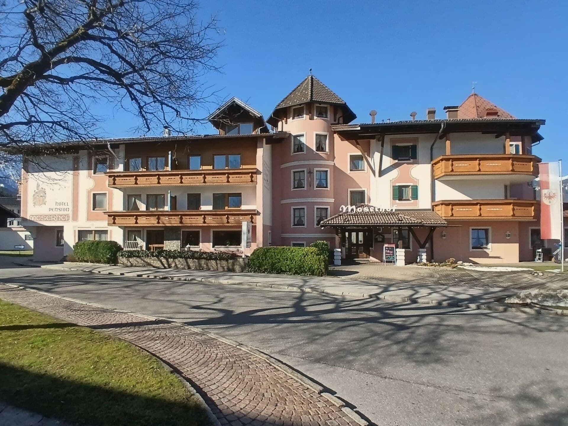 Hotel Moserhof (via Wikimedia Commons, CC0)