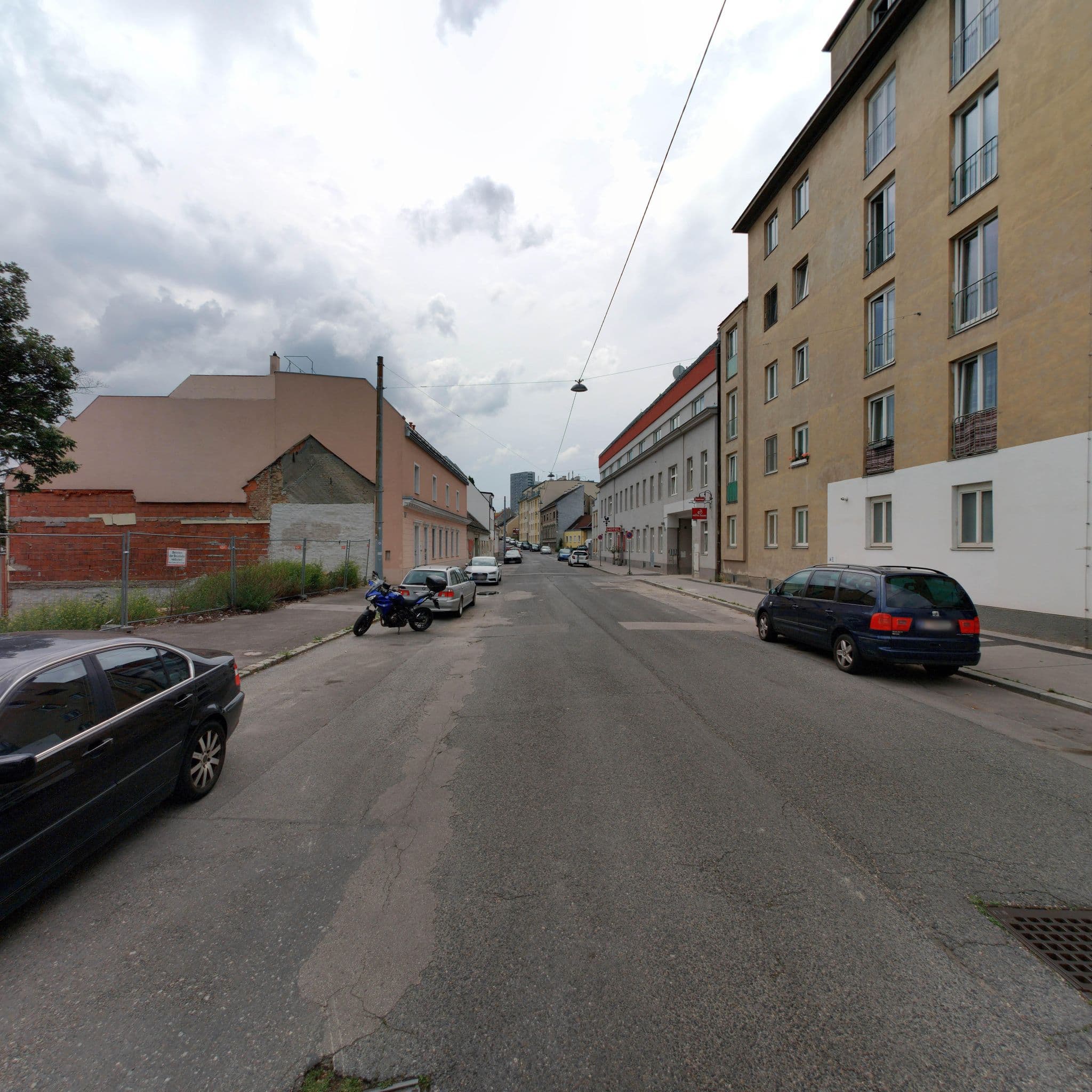 Street view near Hahn Hotel, Simmering — © eliasgander (CC BY-SA · Mapillary)