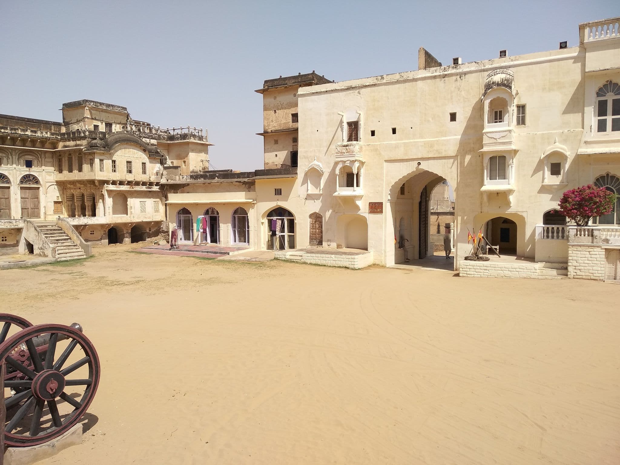 Street view near Hotel Shekhawati, Mandāwa — © falk (CC BY-SA · Mapillary)
