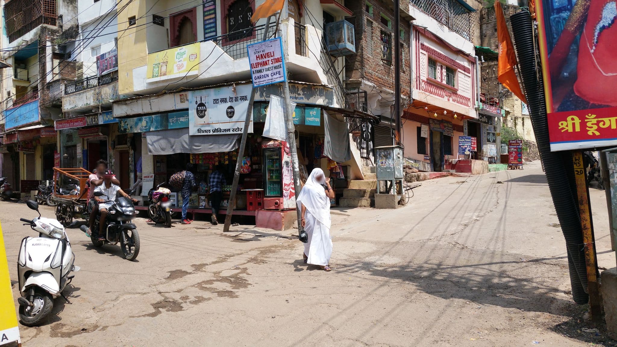 Street view near Raj Palace Guest House, Būndi — © shlublu (CC BY-SA · Mapillary)