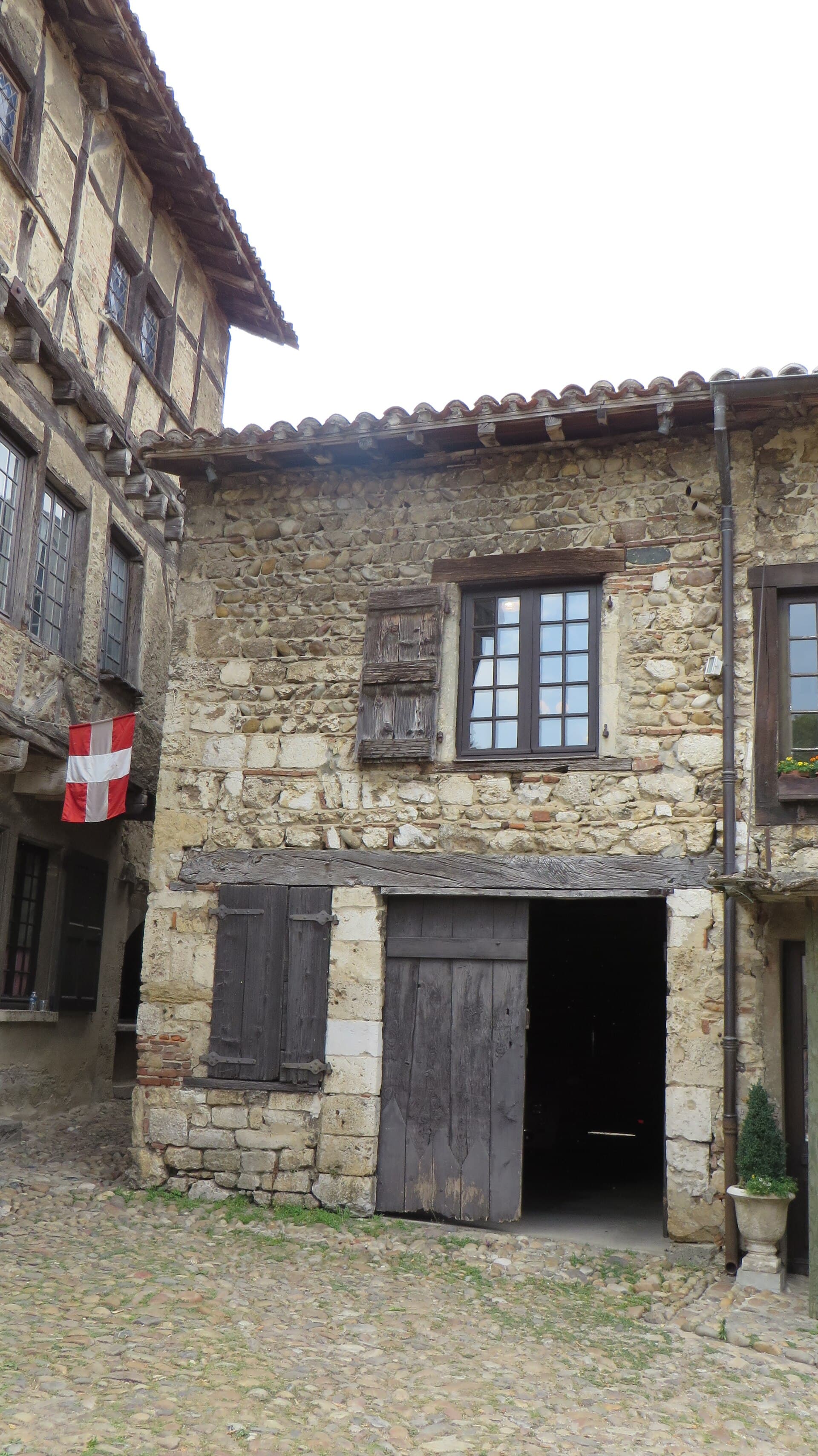 Hostellerie du Vieux Pérouges (via Wikimedia Commons, CC BY-SA 3.0)