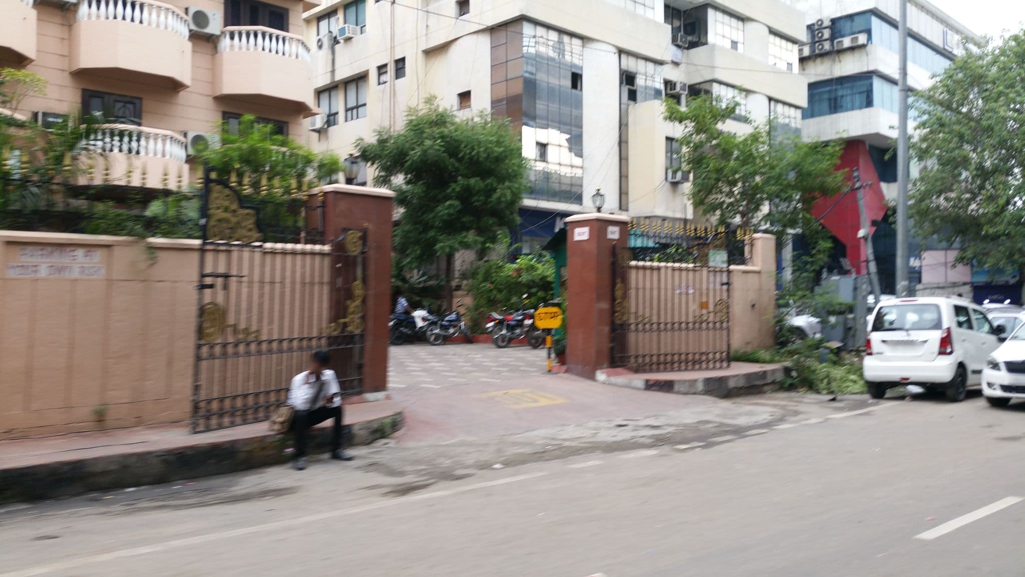 Street view near Hotel Hawa Mahal, Jaipur — © shlublu (CC BY-SA · Mapillary)