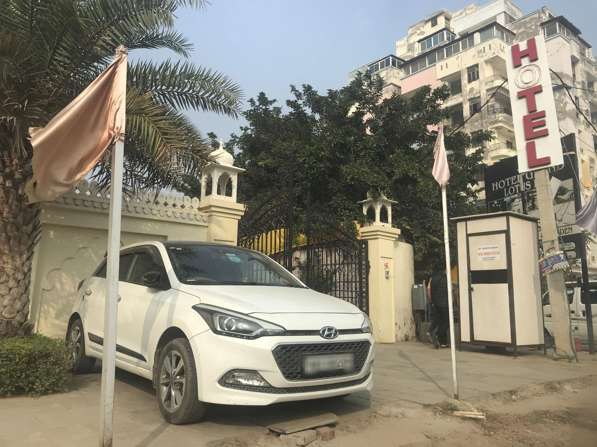 Street view near Hotel Grand Lotus Inn, Kānota — © miguel_andrade (CC BY-SA · Mapillary)