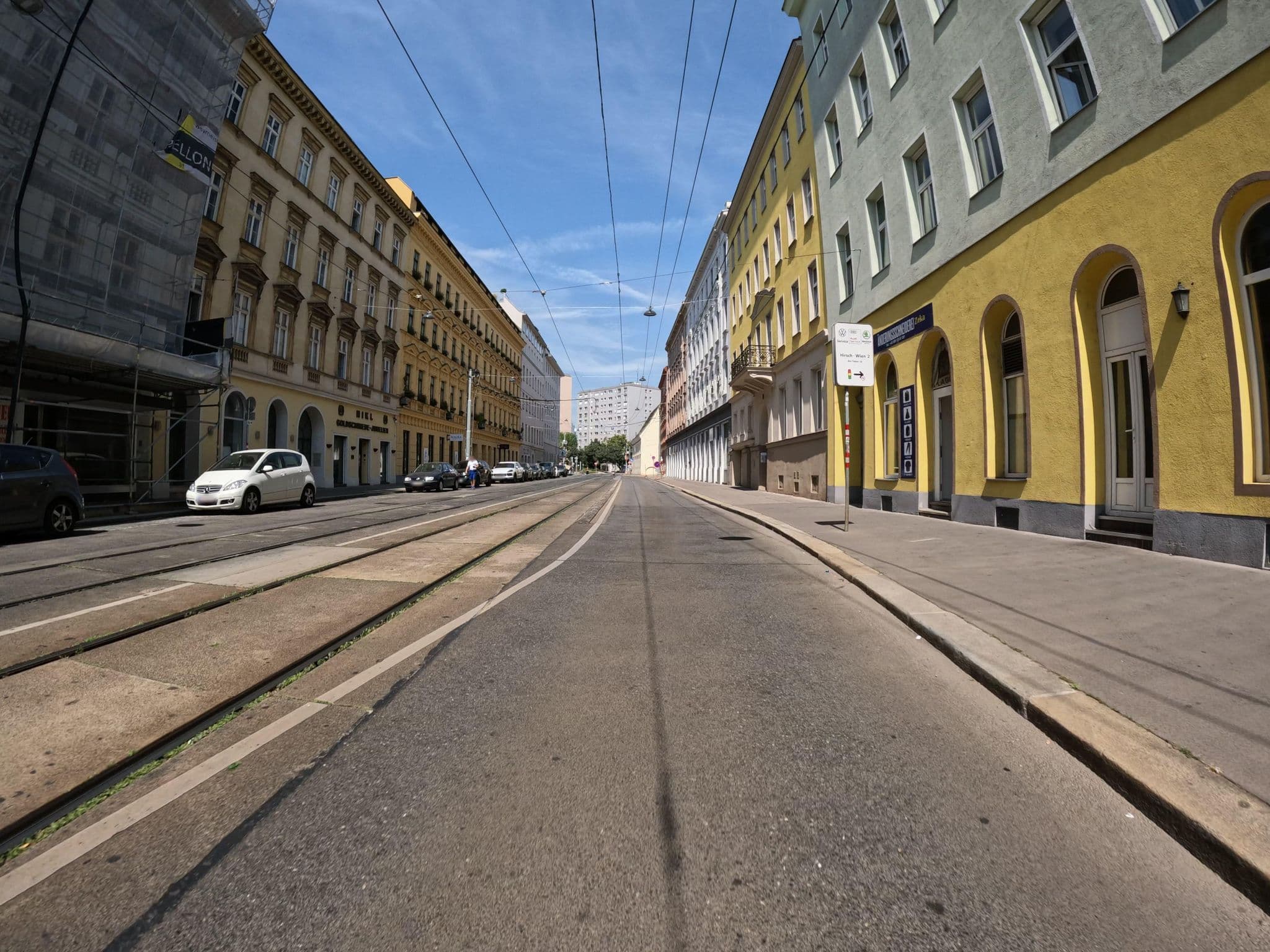 Street view near Schön und Preiswert, Innere Stadt — © erias (CC BY-SA · Mapillary)