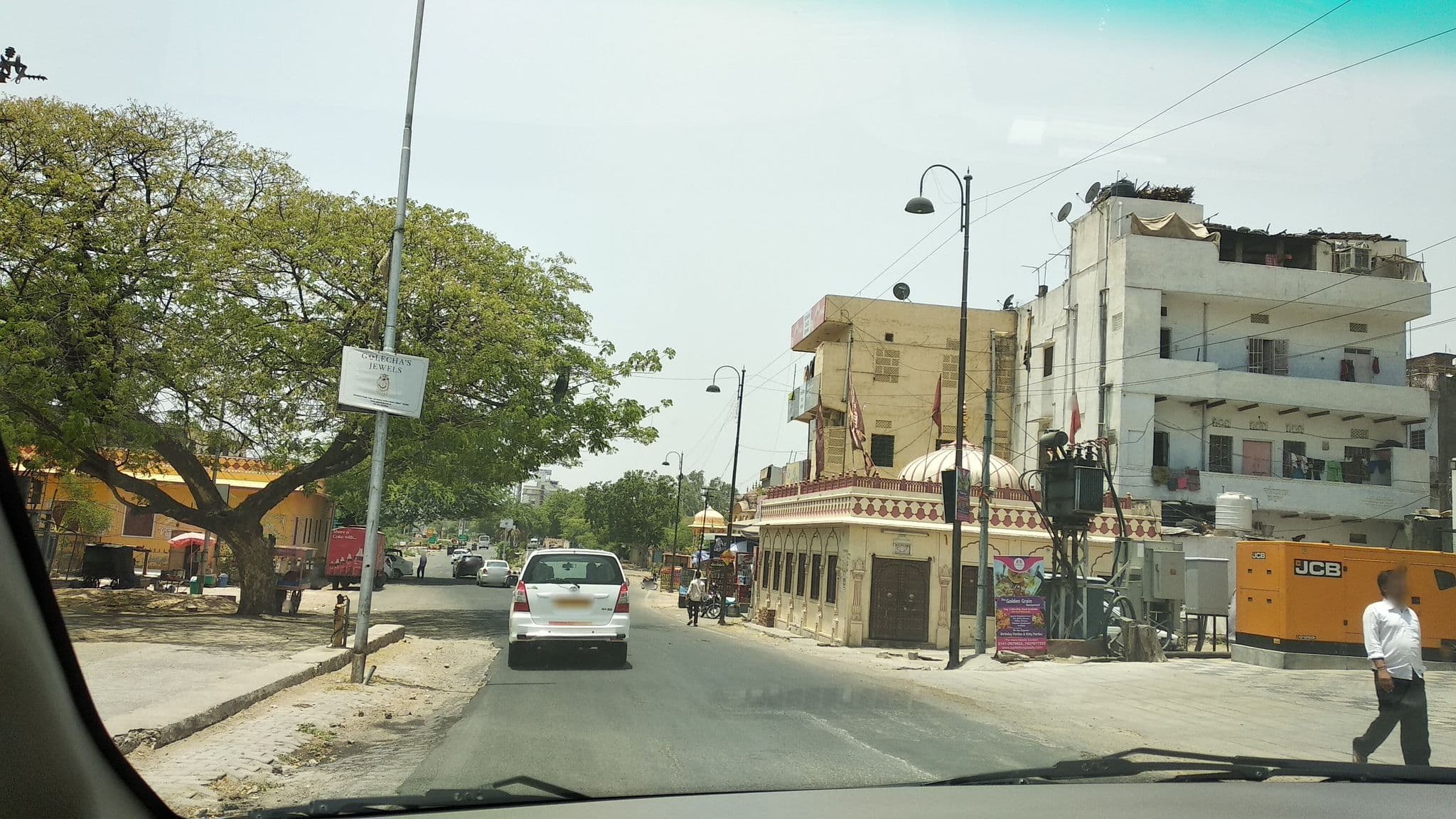 Street view near The Amer Valley Hotel, Ākera — © boracasli (CC BY-SA · Mapillary)