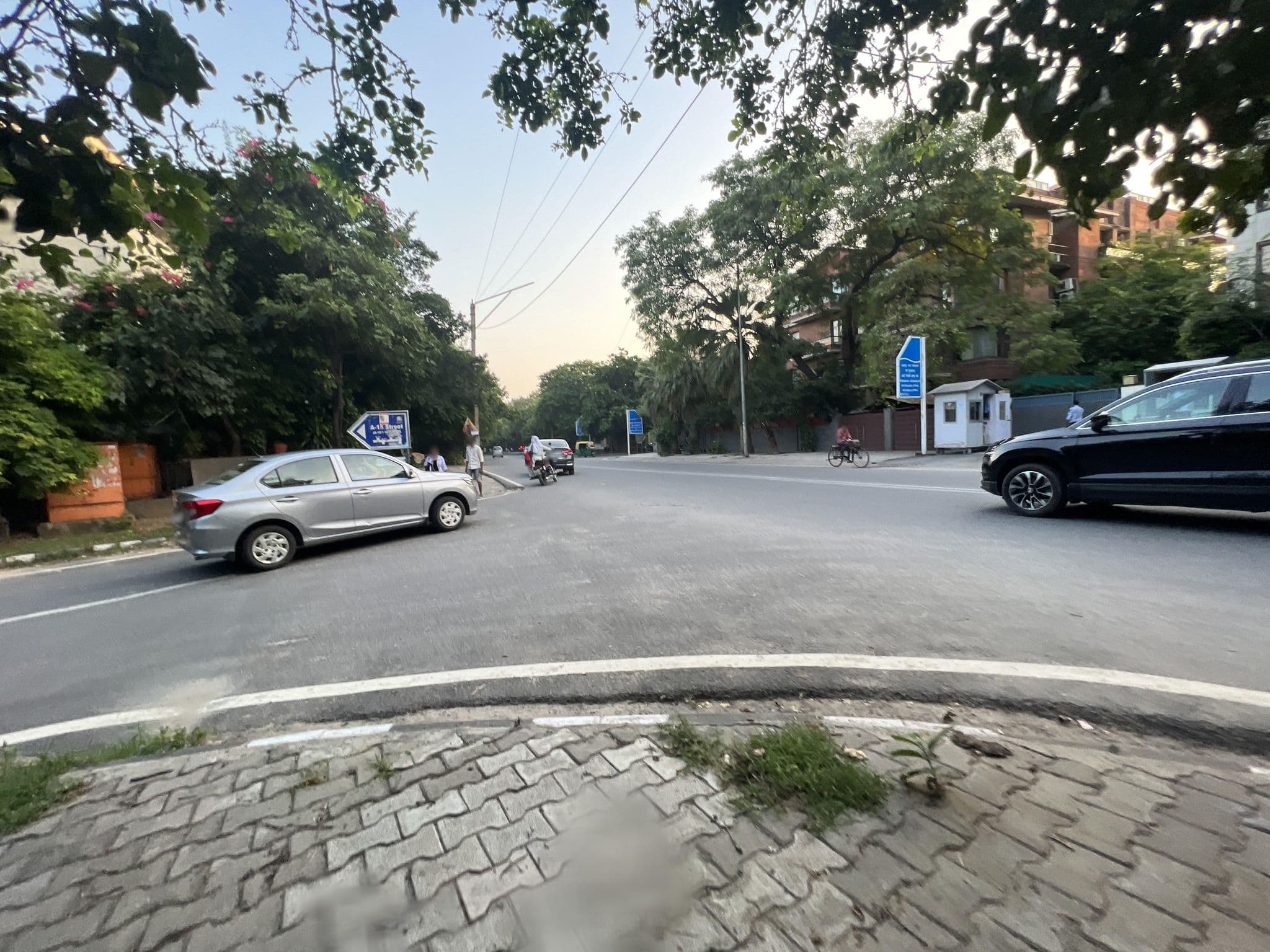 Street view near Jaypee Hotels Ltd., Kusum Pur — © shogohirasawa (CC BY-SA · Mapillary)