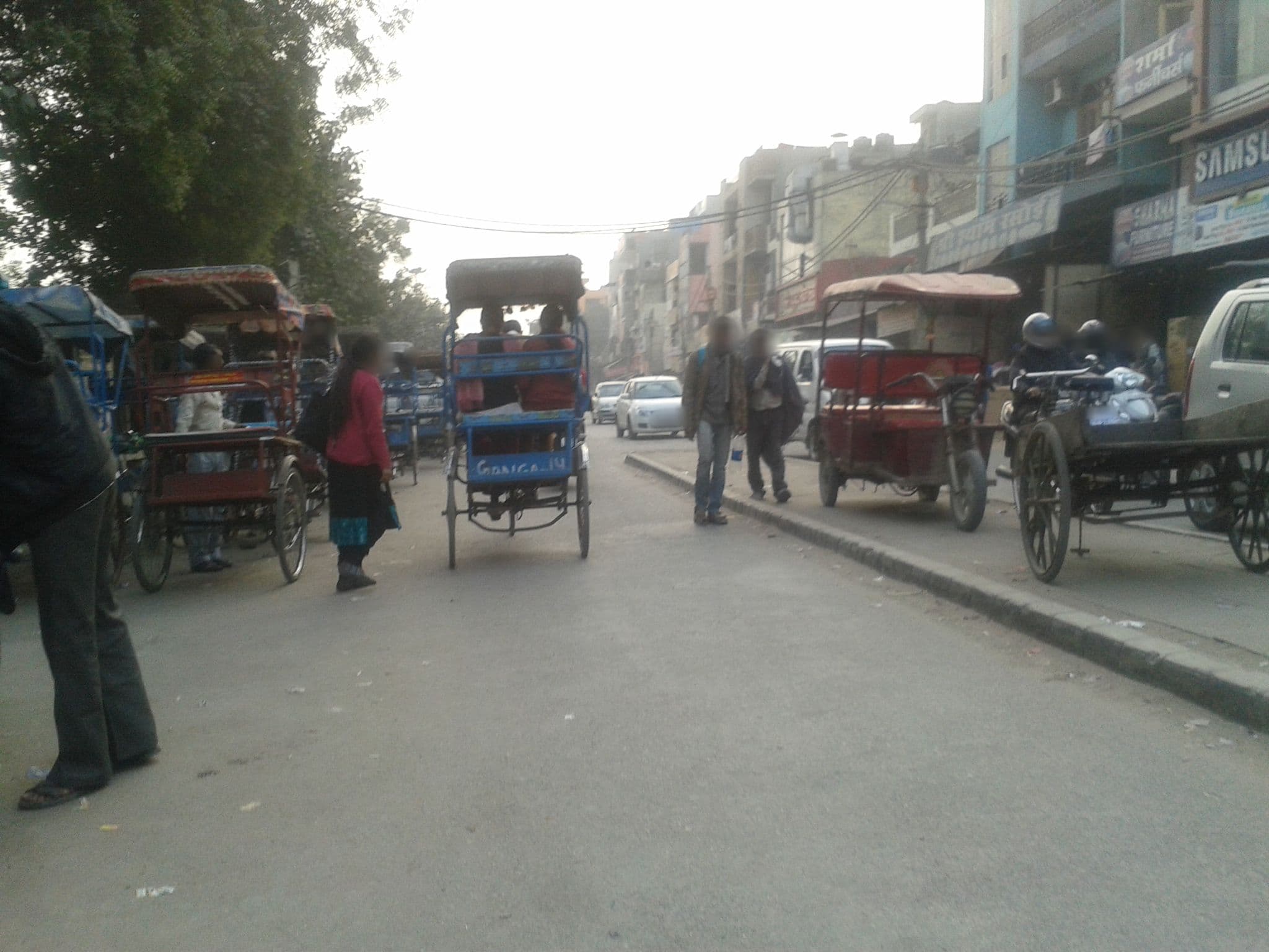 Street view near Hotel Galaxy Rooms, Delhi Cantonment — © ayusha (CC BY-SA · Mapillary)