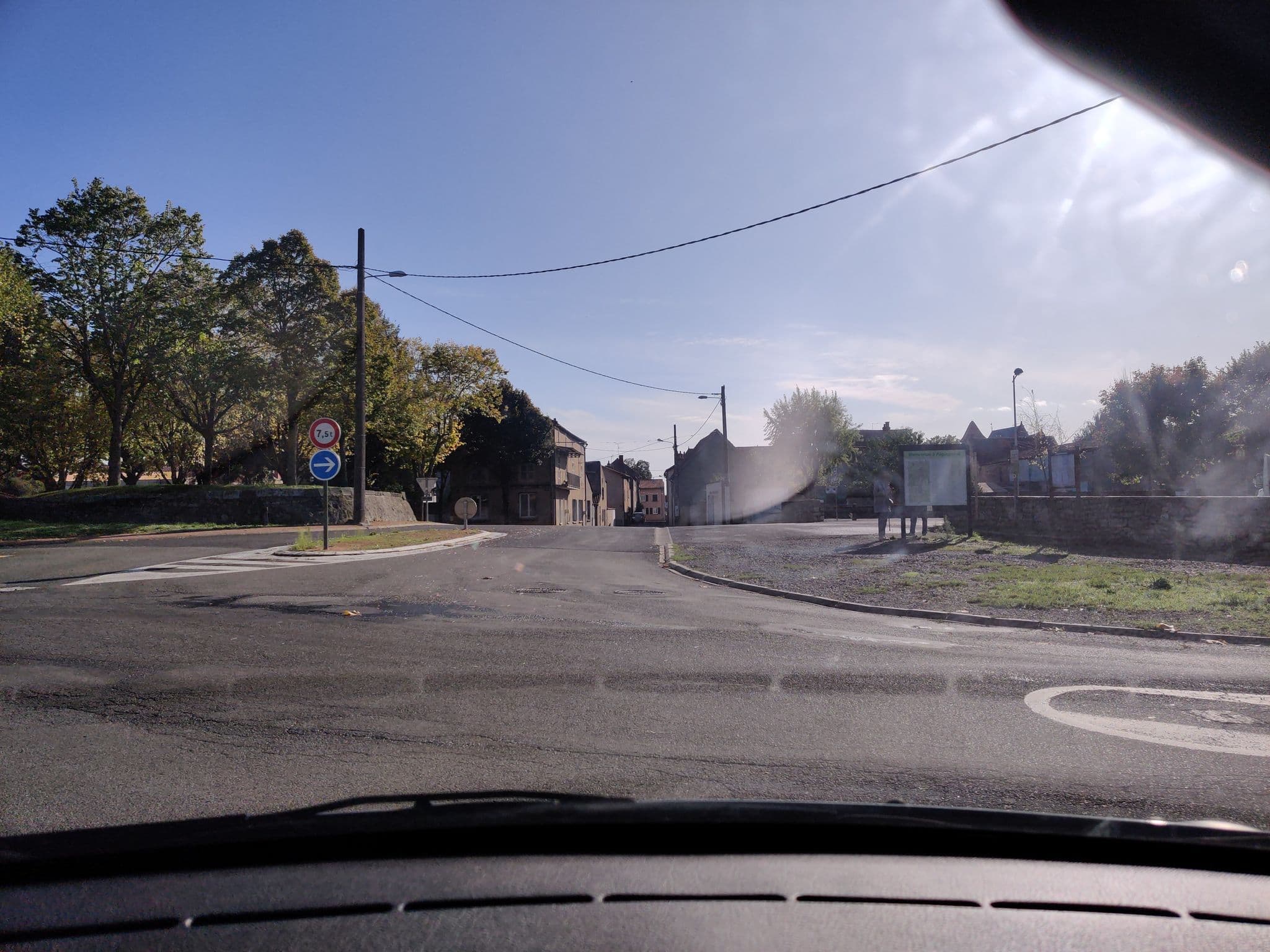 Street view near Aire d’Aigueperse, Aigueperse — © dereins (CC BY-SA · Mapillary)