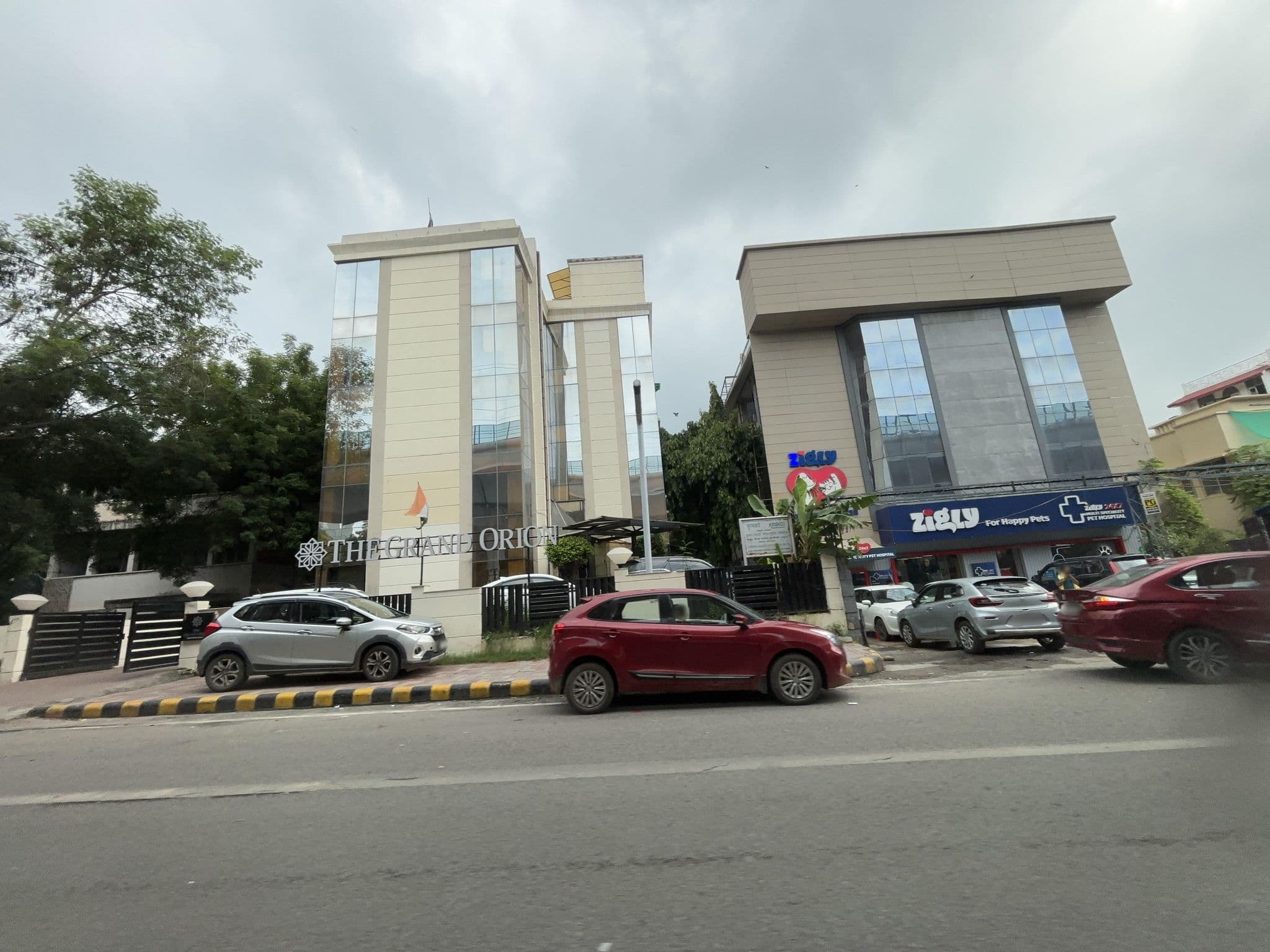 Street view near Clarks Inn, Kailash Colony, Kotla Mahigiran — © robot8a (CC BY-SA · Mapillary)