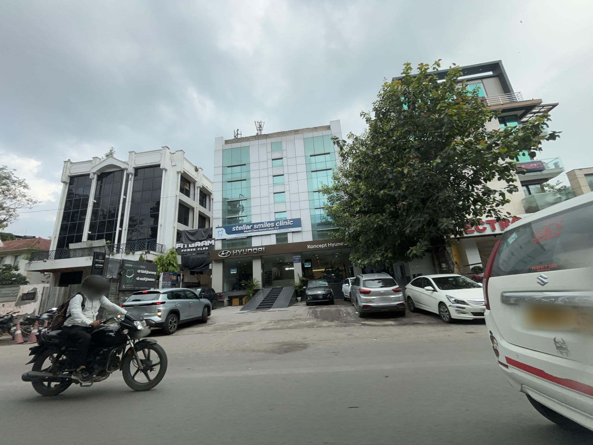 Street view near Parkland Hotel Kailash Colony New Delhi, Kotla Mahigiran — © robot8a (CC BY-SA · Mapillary)