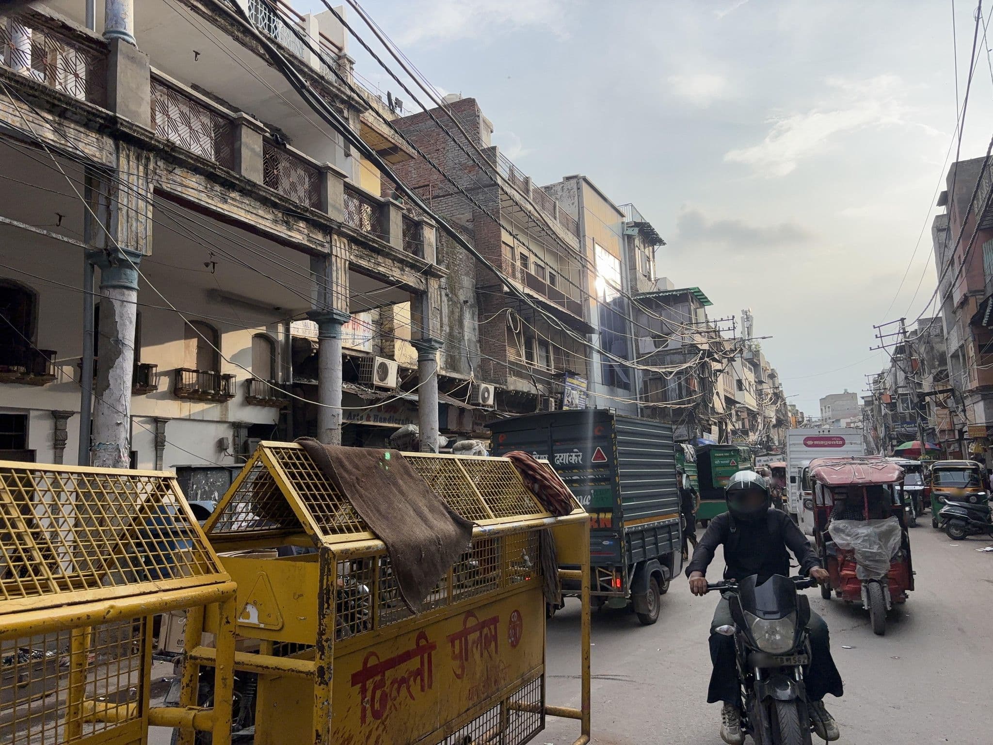 Street view near new city palace, Delhi — © robot8a (CC BY-SA · Mapillary)