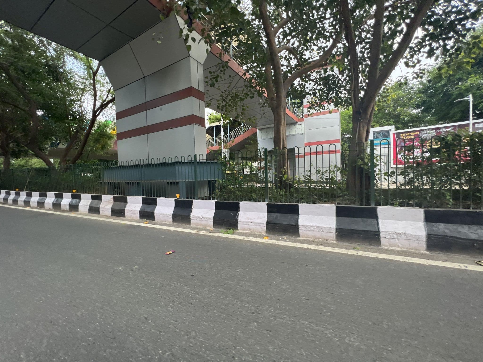 Street view near Room 325 - The Oberoi Hotel, New Delhi — © shogohirasawa (CC BY-SA · Mapillary)
