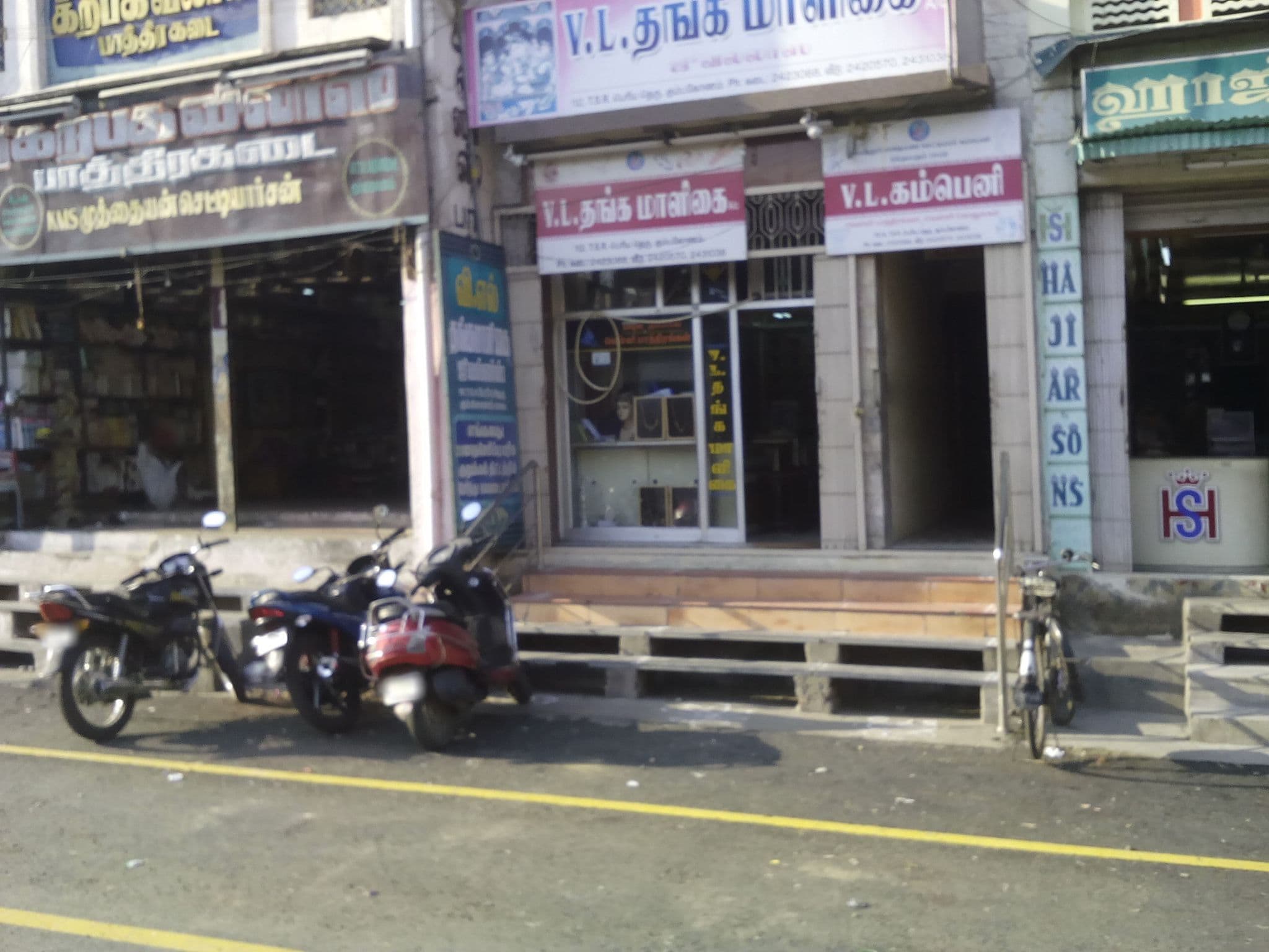 Street view near Hotel Sri Selli, Perumpāndi — © raji (CC BY-SA · Mapillary)