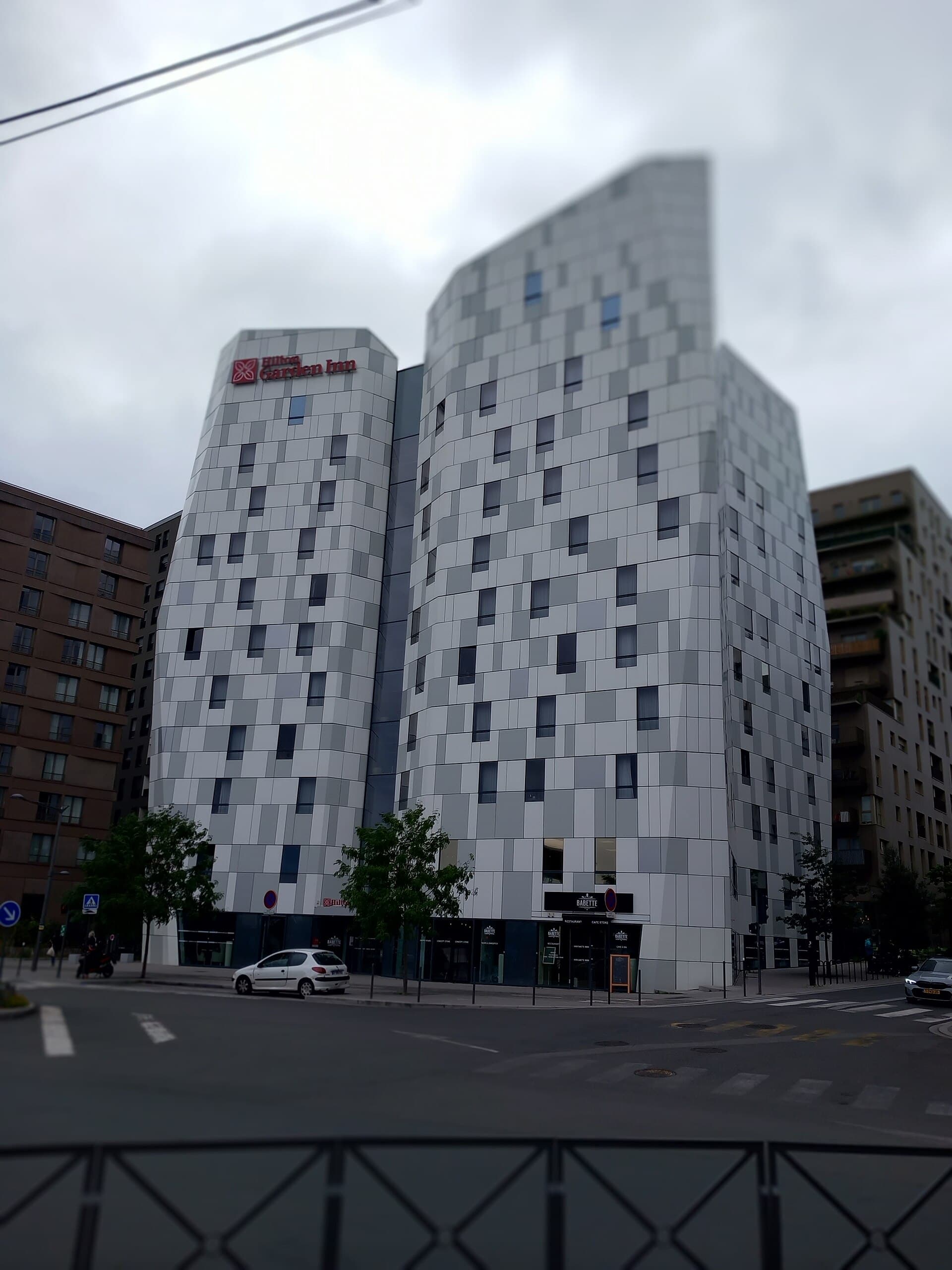 Hilton Garden Inn Massy (via Wikimedia Commons, CC BY-SA 4.0)