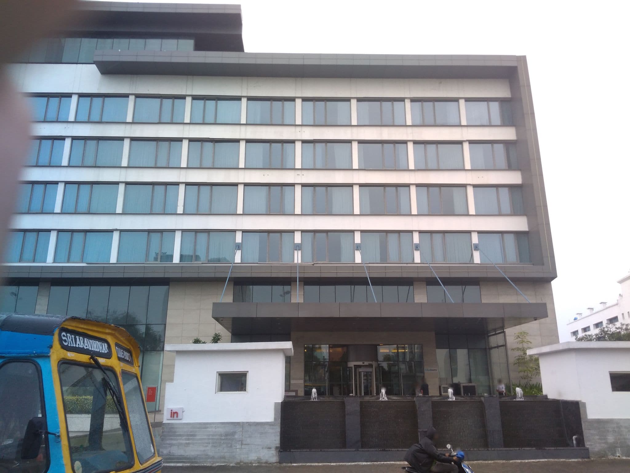 Street view near Gateway Hotel Taj, Sholinganallur — © ephu (CC BY-SA · Mapillary)