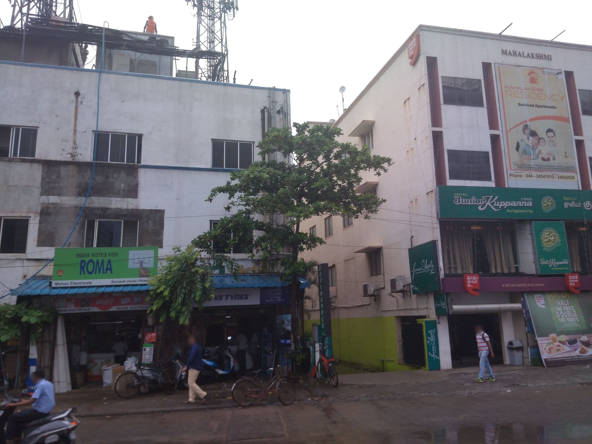 Street view near Green Apple Inn OMR, Kotivakkam — © ephu (CC BY-SA · Mapillary)