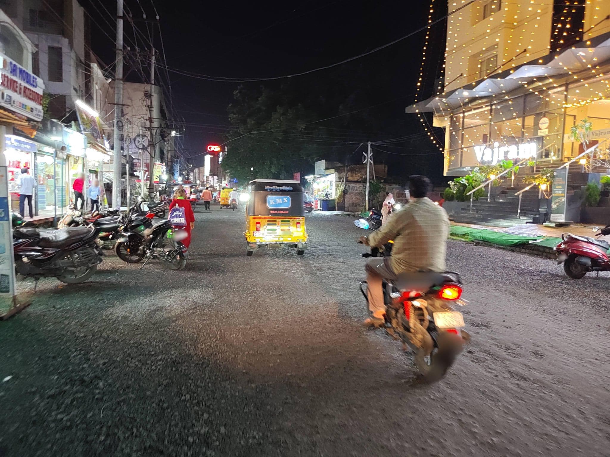 Street view near Vajrams Residency, Guntur — © VINEETHA_VUSTELA (CC BY-SA · Mapillary)