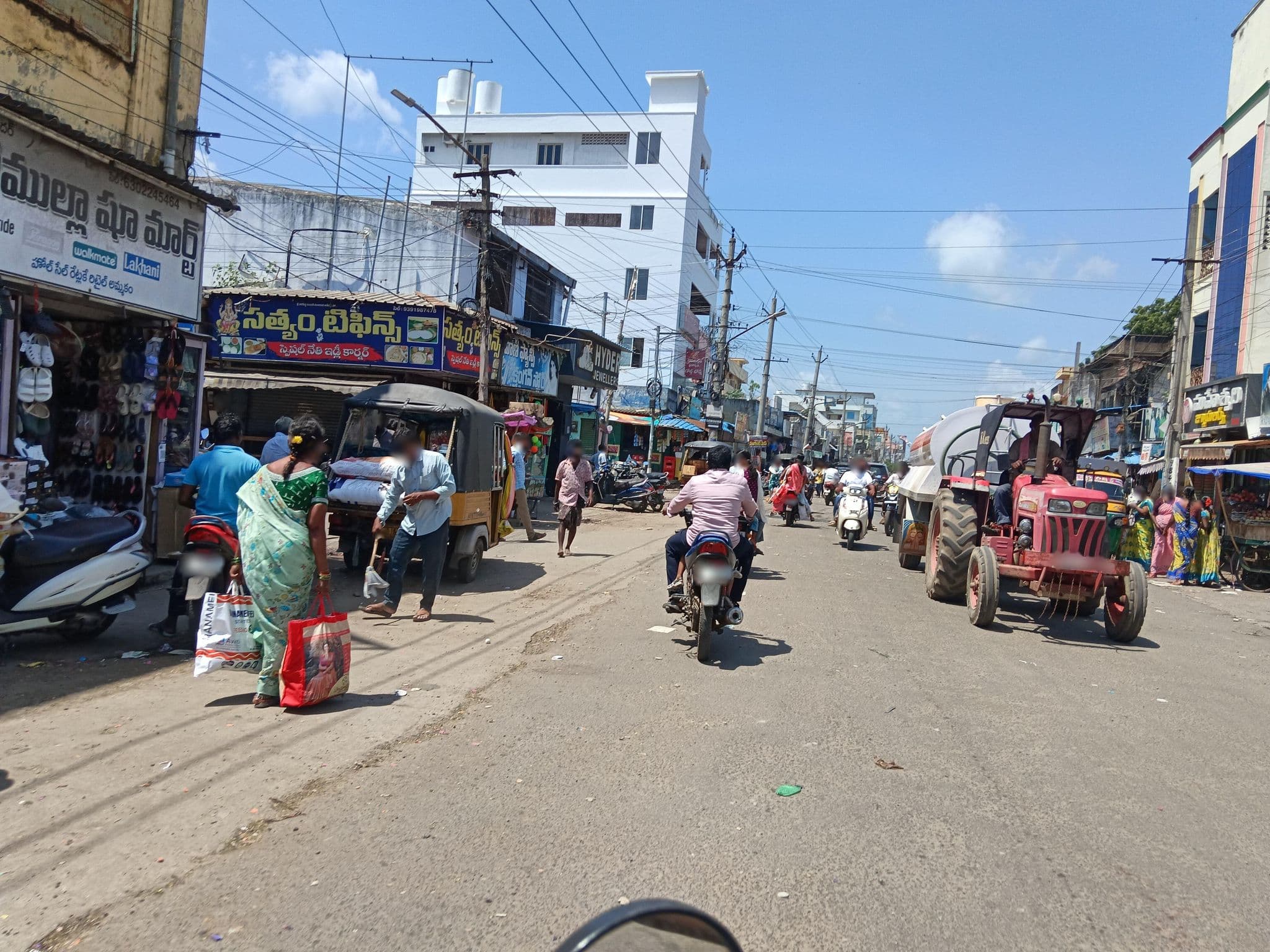 Street view near R K Paradise Hotel, Machilīpatnam — © KVS_ANAND (CC BY-SA · Mapillary)