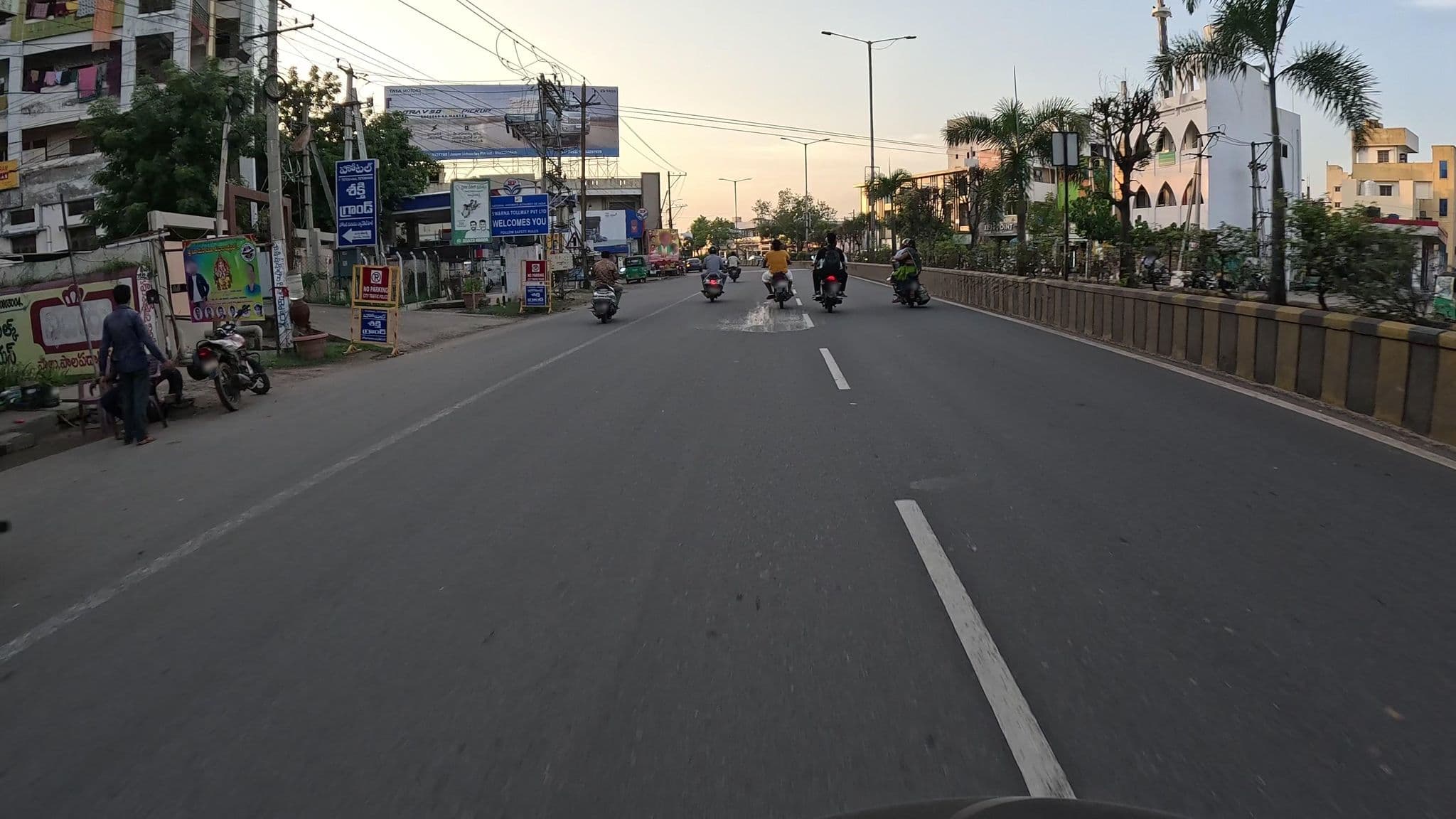 Street view near Shakthi Grand Hotel, Tādepalle — © karrthikuuuuu (CC BY-SA · Mapillary)