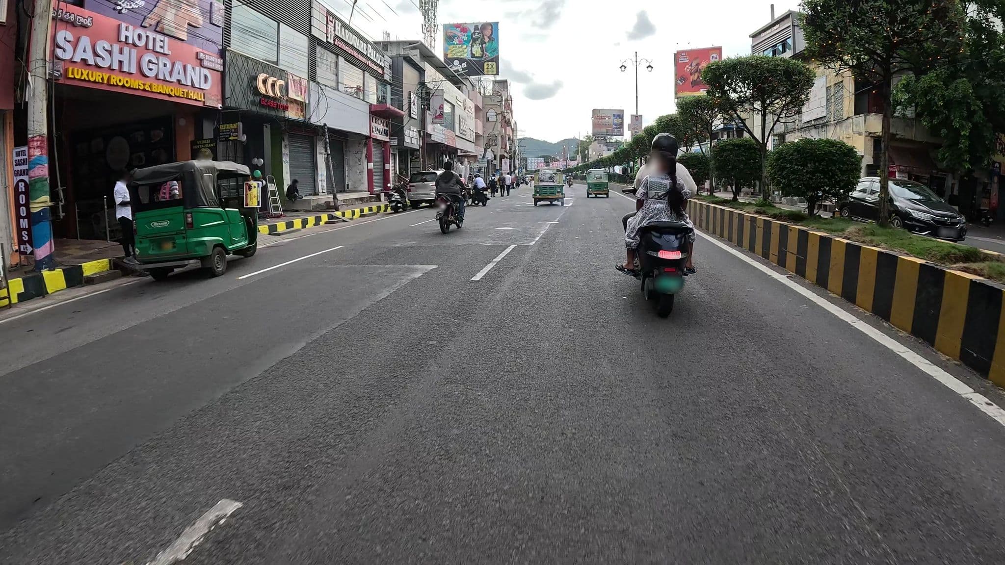 Street view near Hotel Nakshatra Inn, Vijayawada — © karrthikuuuuu (CC BY-SA · Mapillary)
