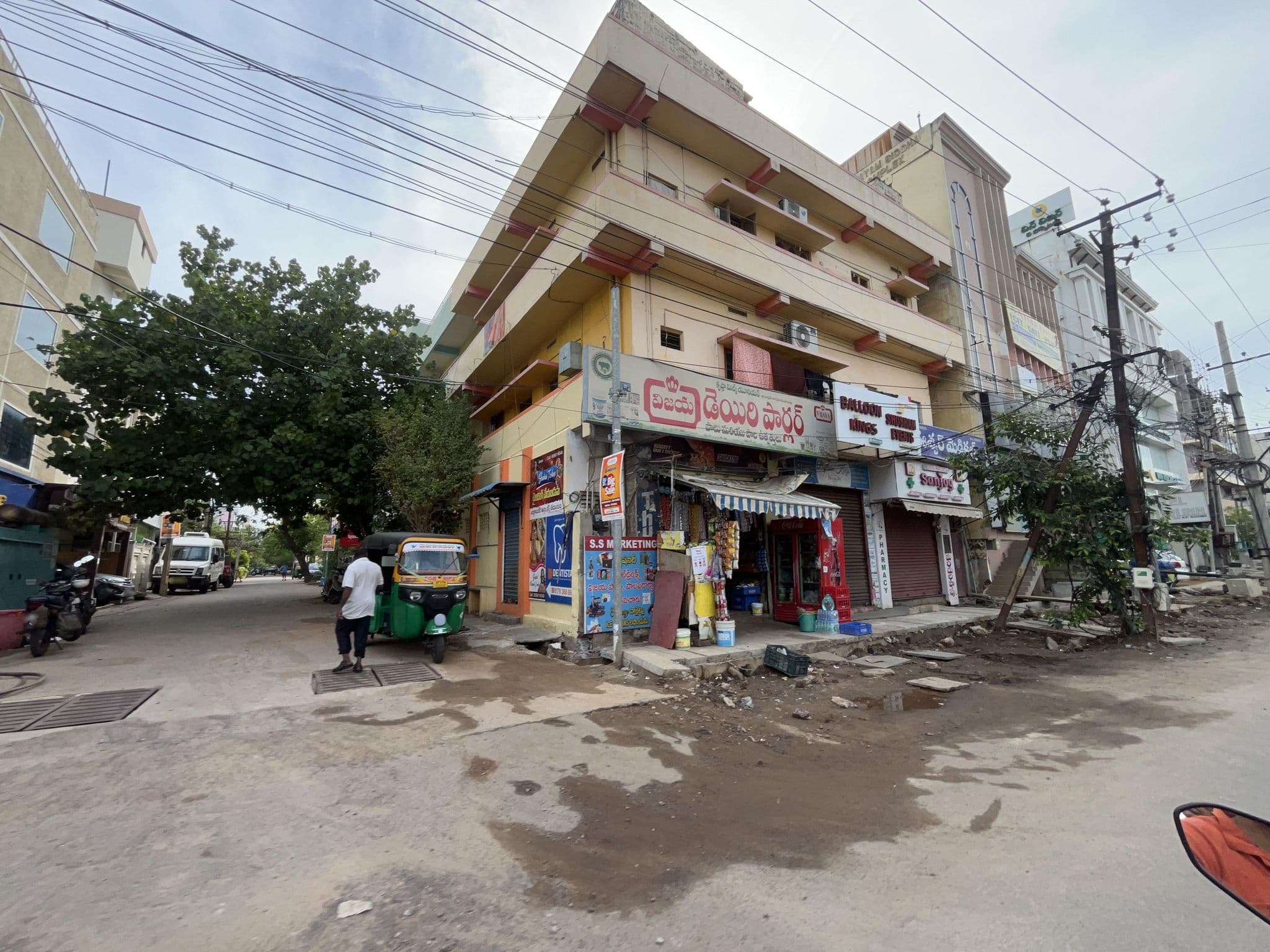 Street view near Thyag Inn, Vijayawada — © Akshitha_30477 (CC BY-SA · Mapillary)