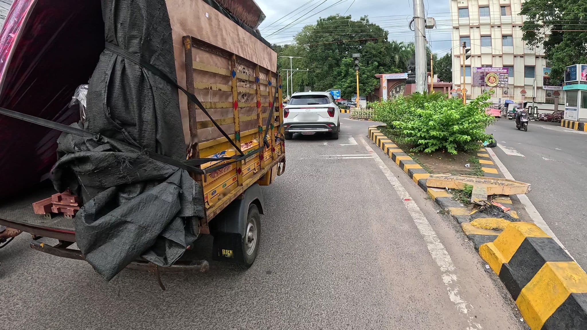 Street view near Hotel Kandhari International, Vijayawada — © karrthikuuuuu (CC BY-SA · Mapillary)