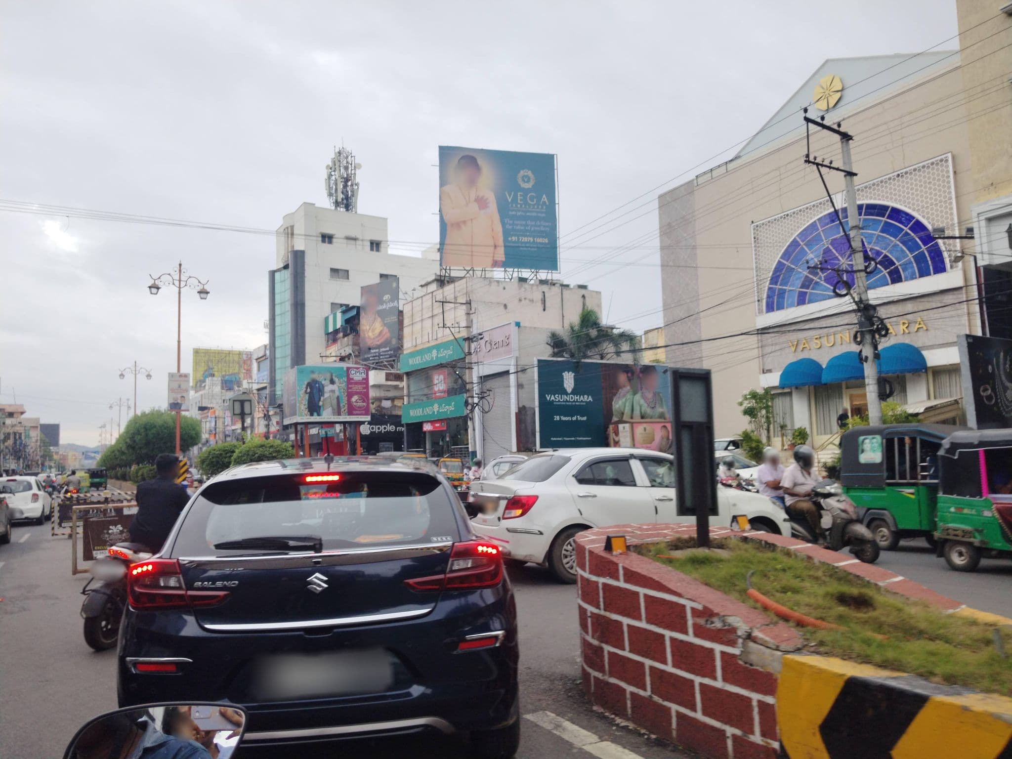 Street view near The Gateway Hotel Vijayawada, Vijayawada — © Arunakola (CC BY-SA · Mapillary)