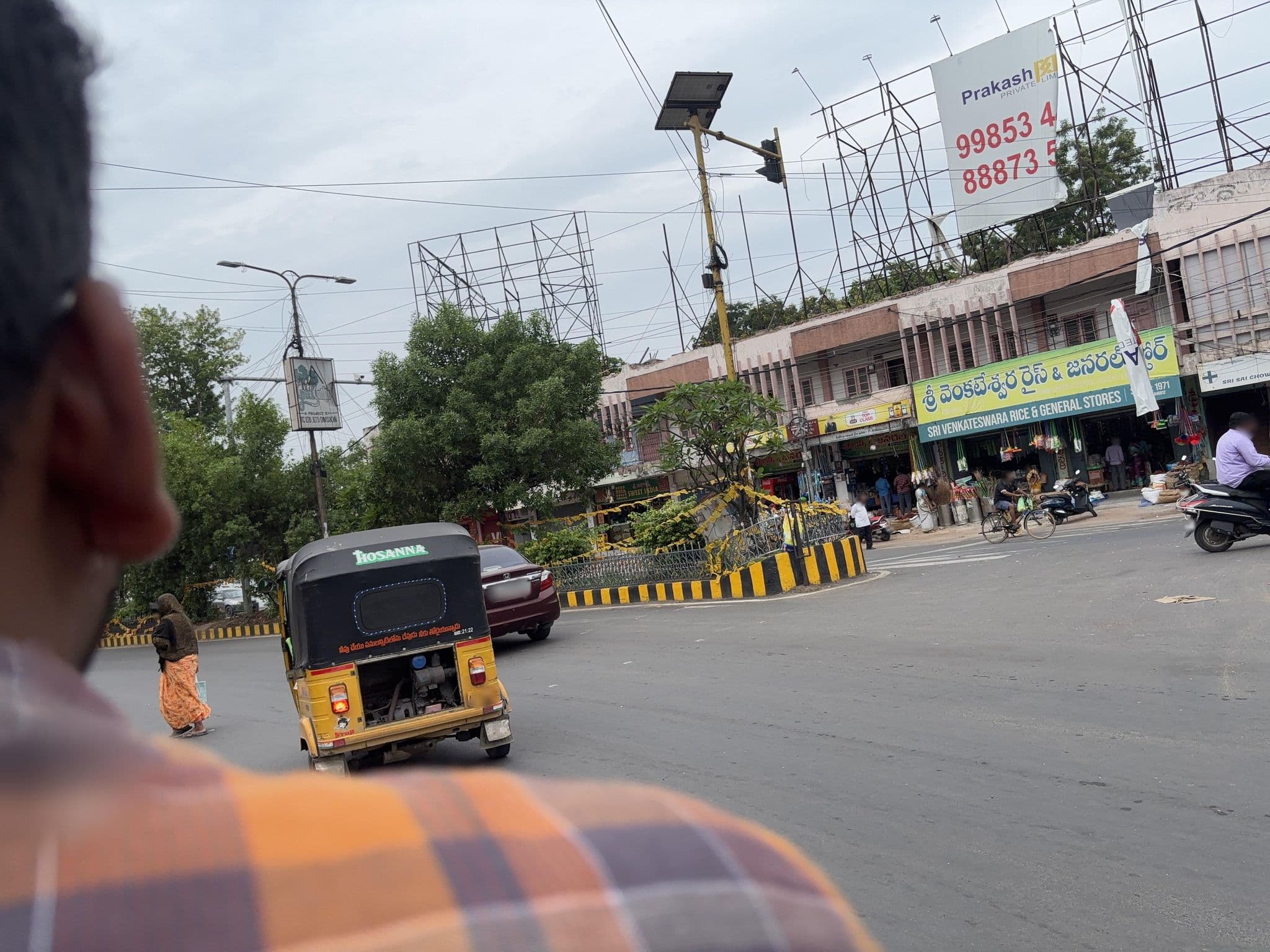 Street view near Swagath Comforts, Guntur — © Hindusri (CC BY-SA · Mapillary)