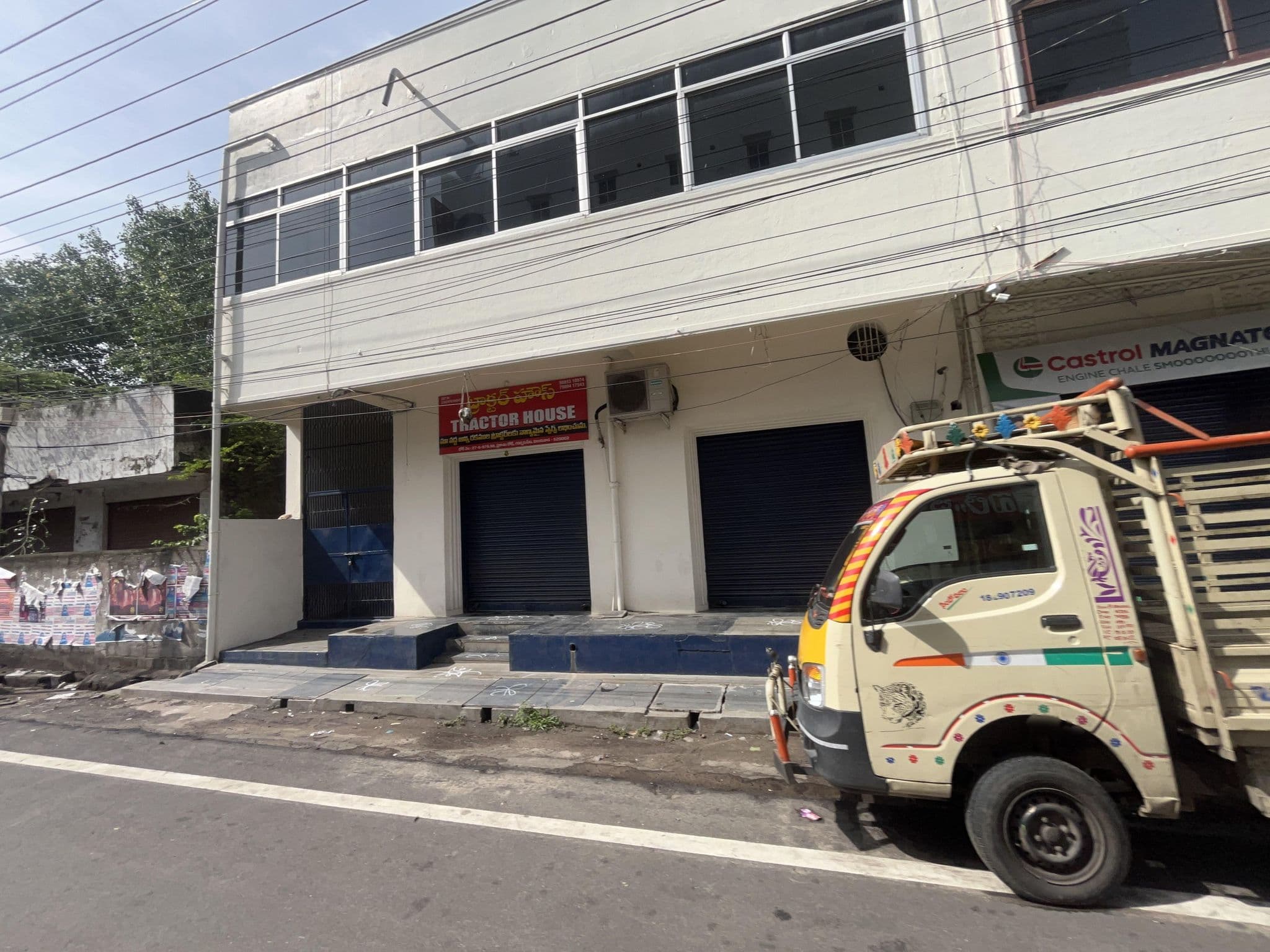 Street view near Hotel Swamy Lodge, Vijayawada — © Akshitha_30477 (CC BY-SA · Mapillary)