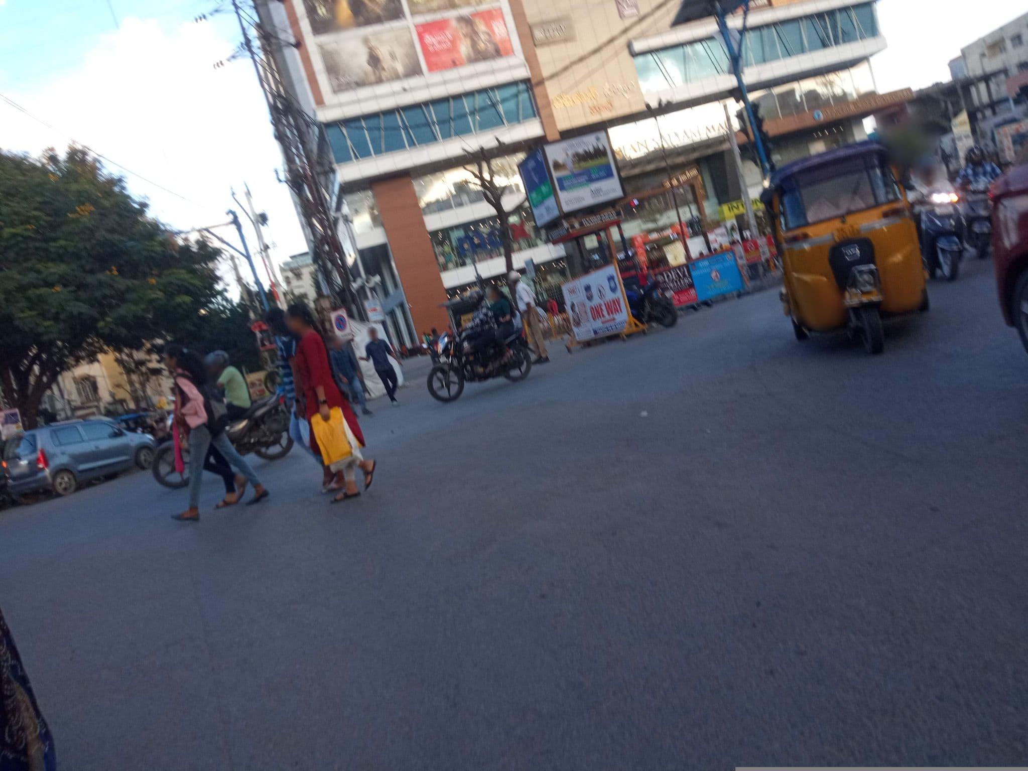 Street view near Hotel Sitara Residency, Rāniganj — © MosesNayak (CC BY-SA · Mapillary)