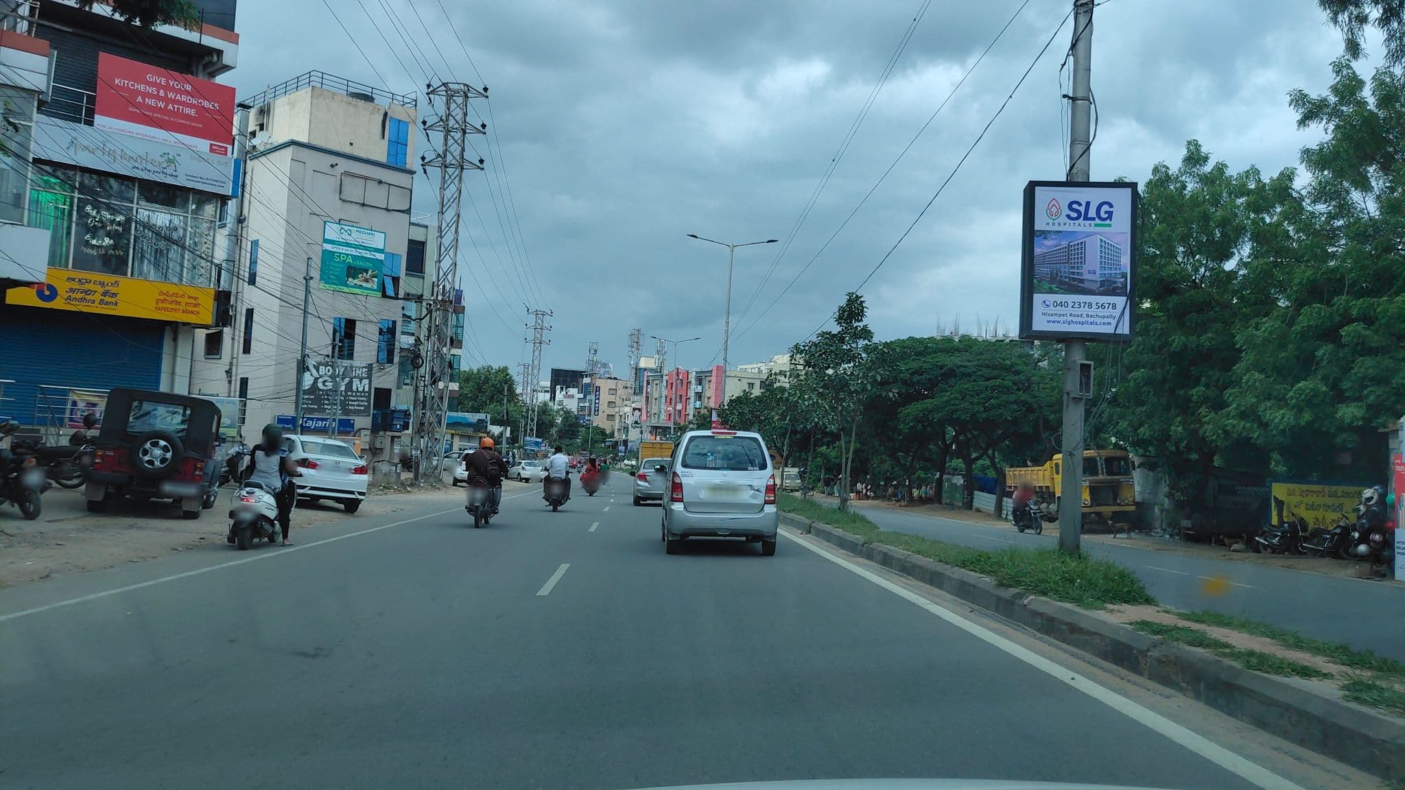 Street view near OYO 10434 SSR Royal Suites, Amīnpur — © chaitu20 (CC BY-SA · Mapillary)