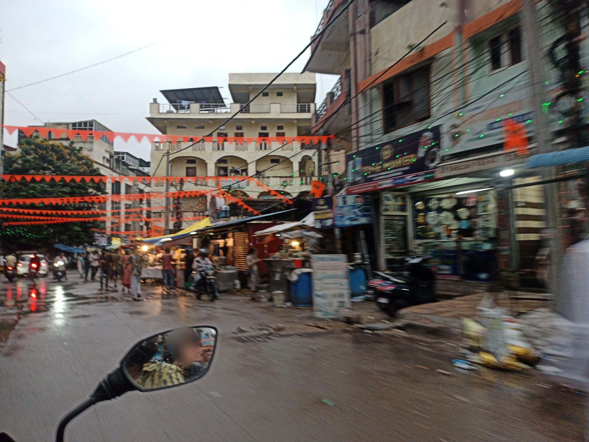 Street view near Amaravati Hotel, Rāniganj — © sonika (CC BY-SA · Mapillary)