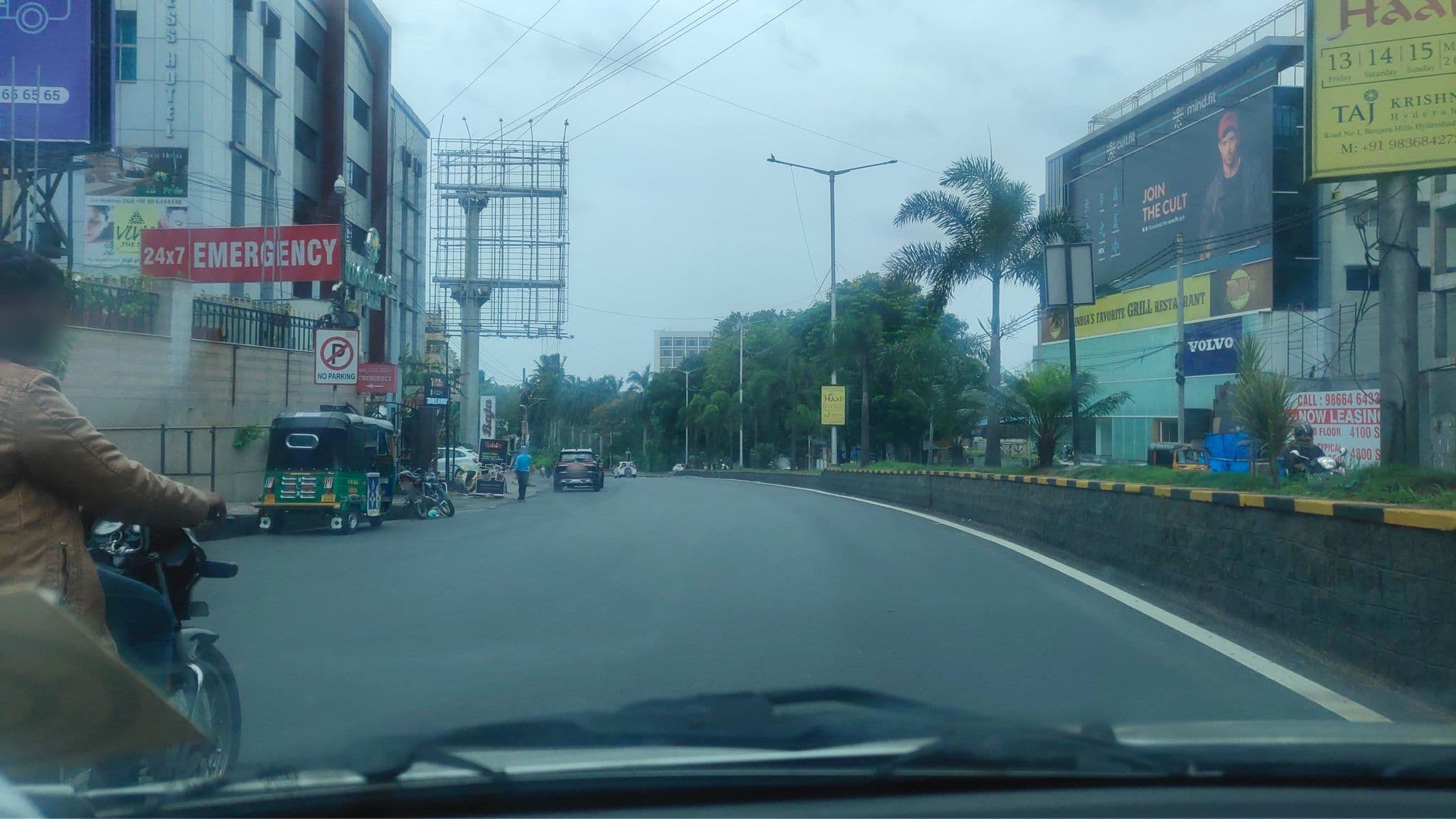 Street view near hotel royal banjara, Hyderabad — © vijayabhasker (CC BY-SA · Mapillary)