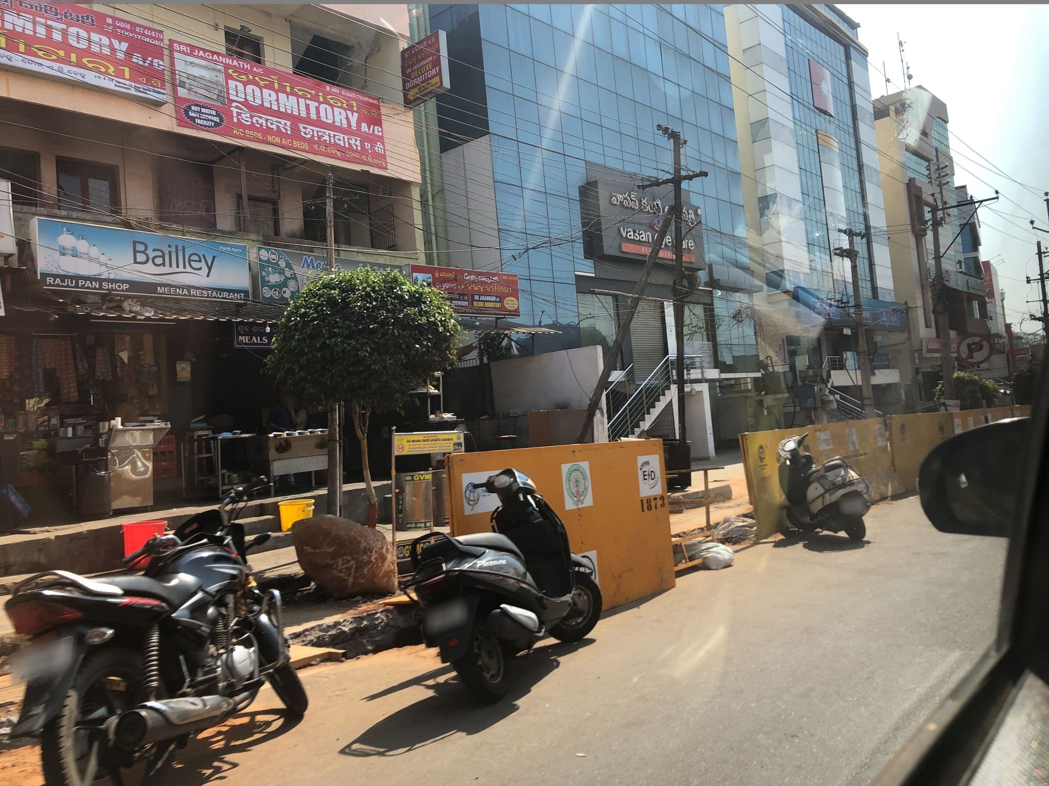 Street view near Hotel Jagannadh, Rasapūdipalem — © teresapeteti (CC BY-SA · Mapillary)