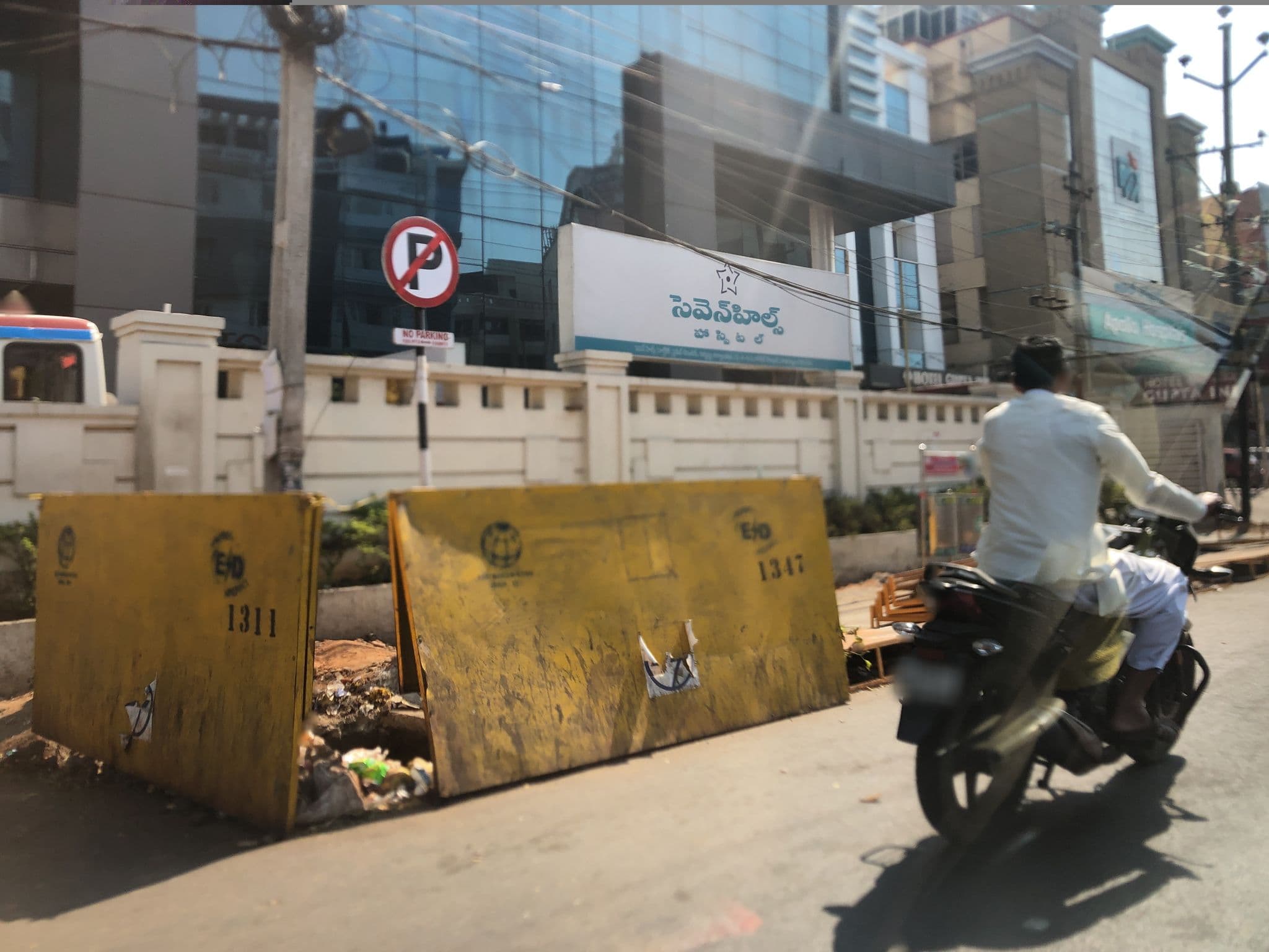 Street view near Karunya Hotel, Rasapūdipalem — © teresapeteti (CC BY-SA · Mapillary)