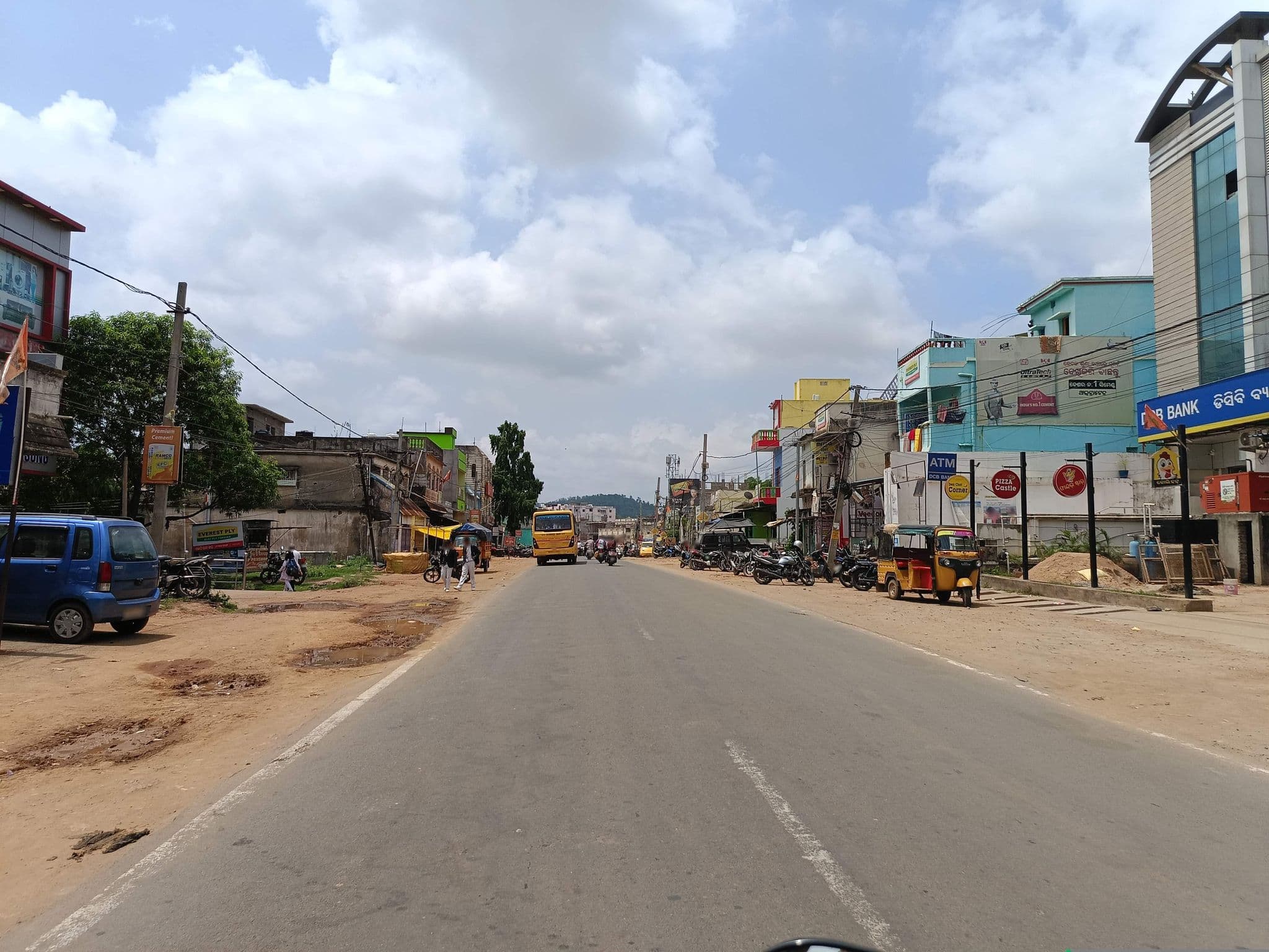 Street view near Hotel Lemon Castle, Sunabeda — © B_Suraj_Patra (CC BY-SA · Mapillary)