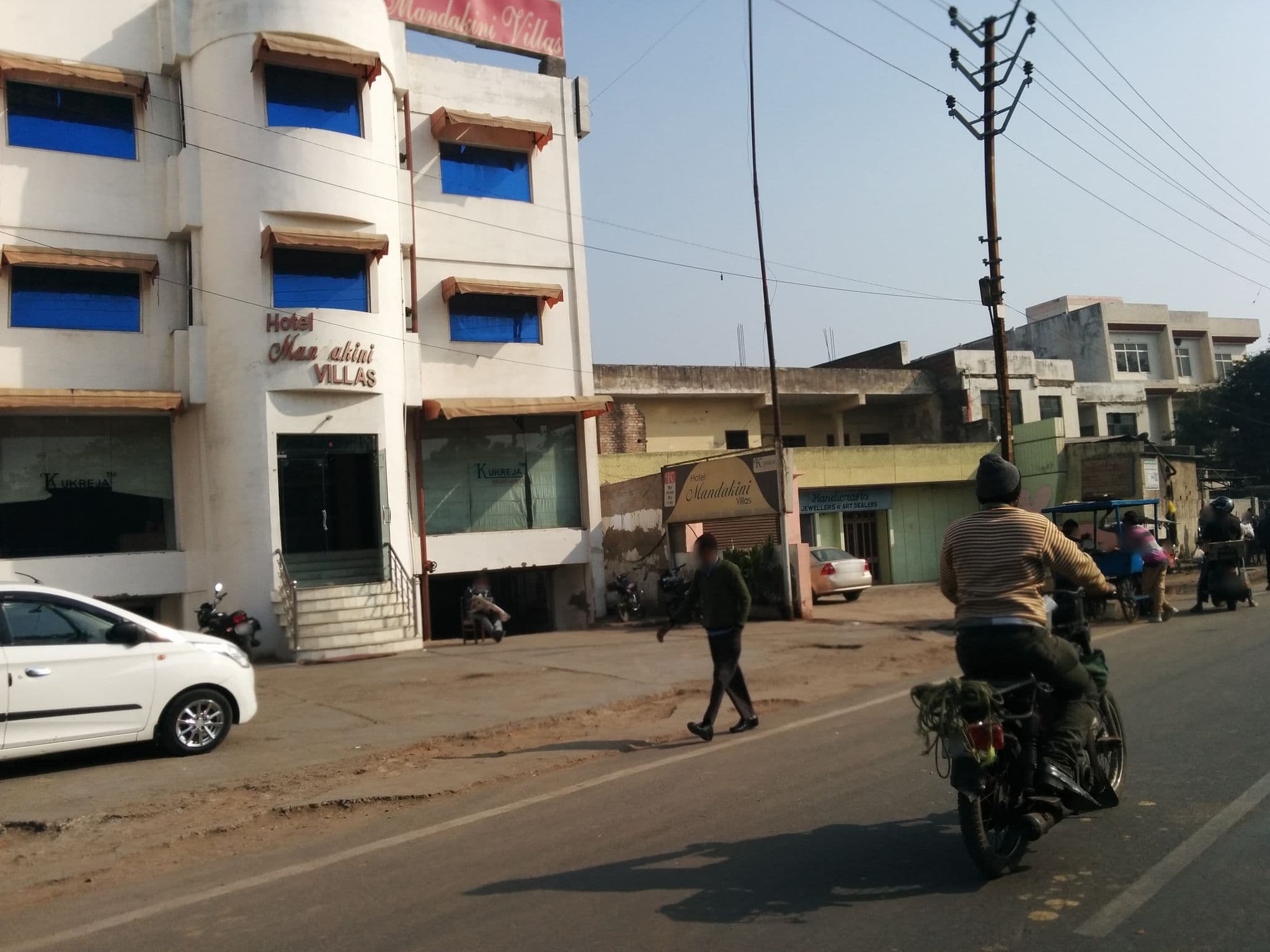 Street view near OYO 9629 near Taj Mahal, Agra — © sashazykov (CC BY-SA · Mapillary)