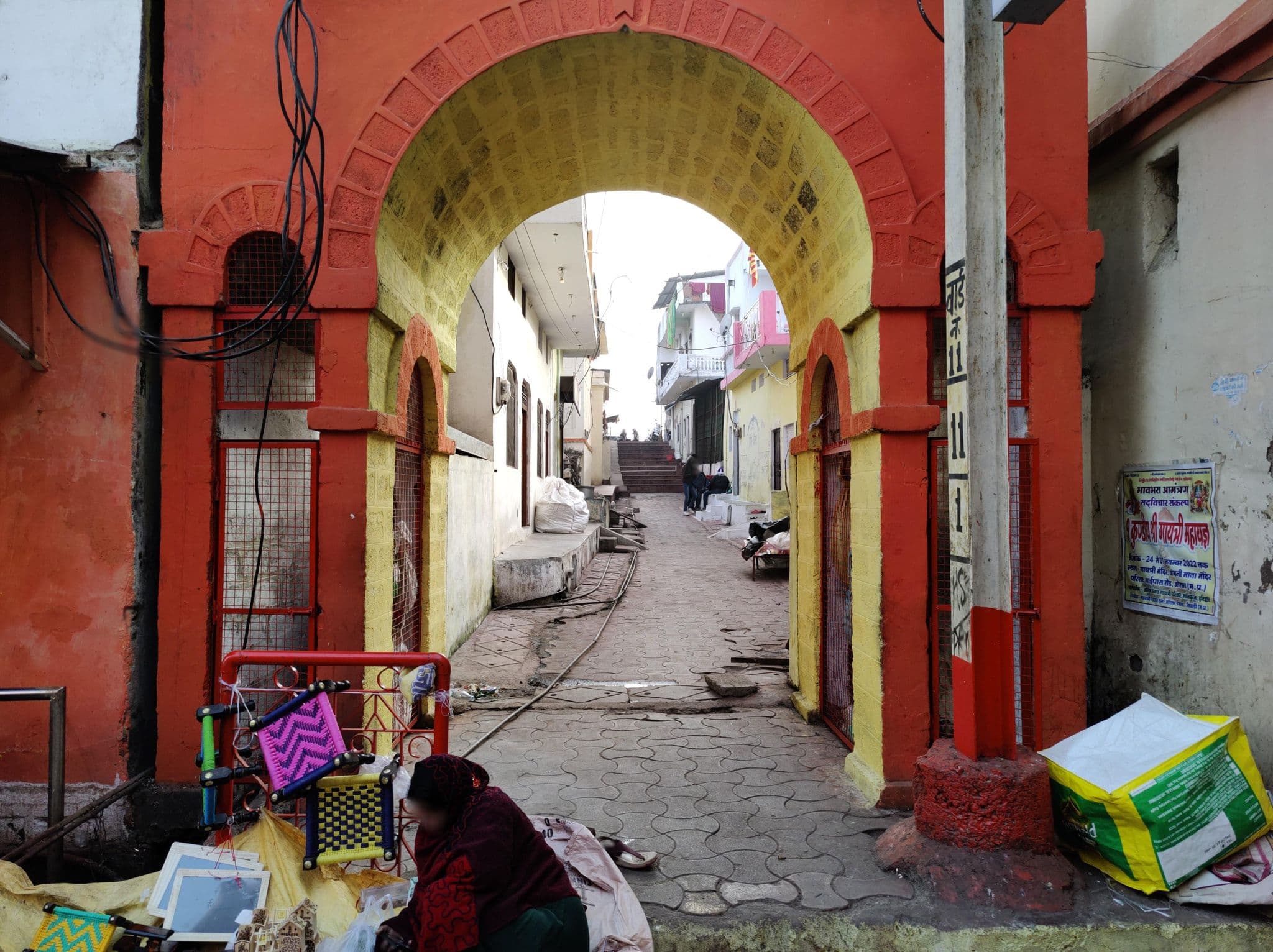 Street view near Shri Mahant Guest House Main Road, Orchha — © AliveColdness (CC BY-SA · Mapillary)