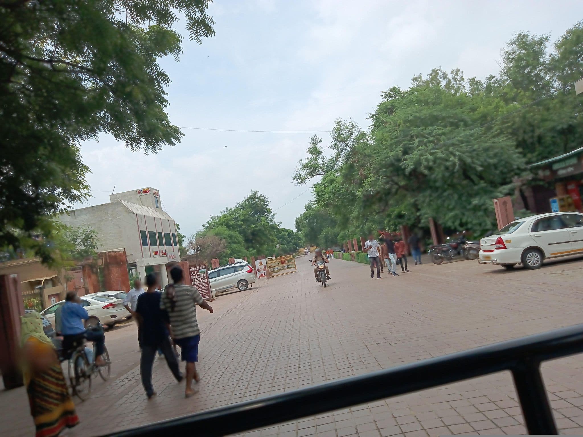 Street view near Hotel Taj Plaza, Agra — © maheshika (CC BY-SA · Mapillary)