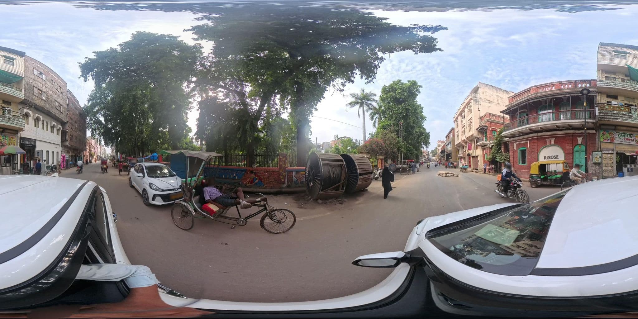 Street view near Hotel Rose Heritage Home, Varanasi — © skysign (CC BY-SA · Mapillary)