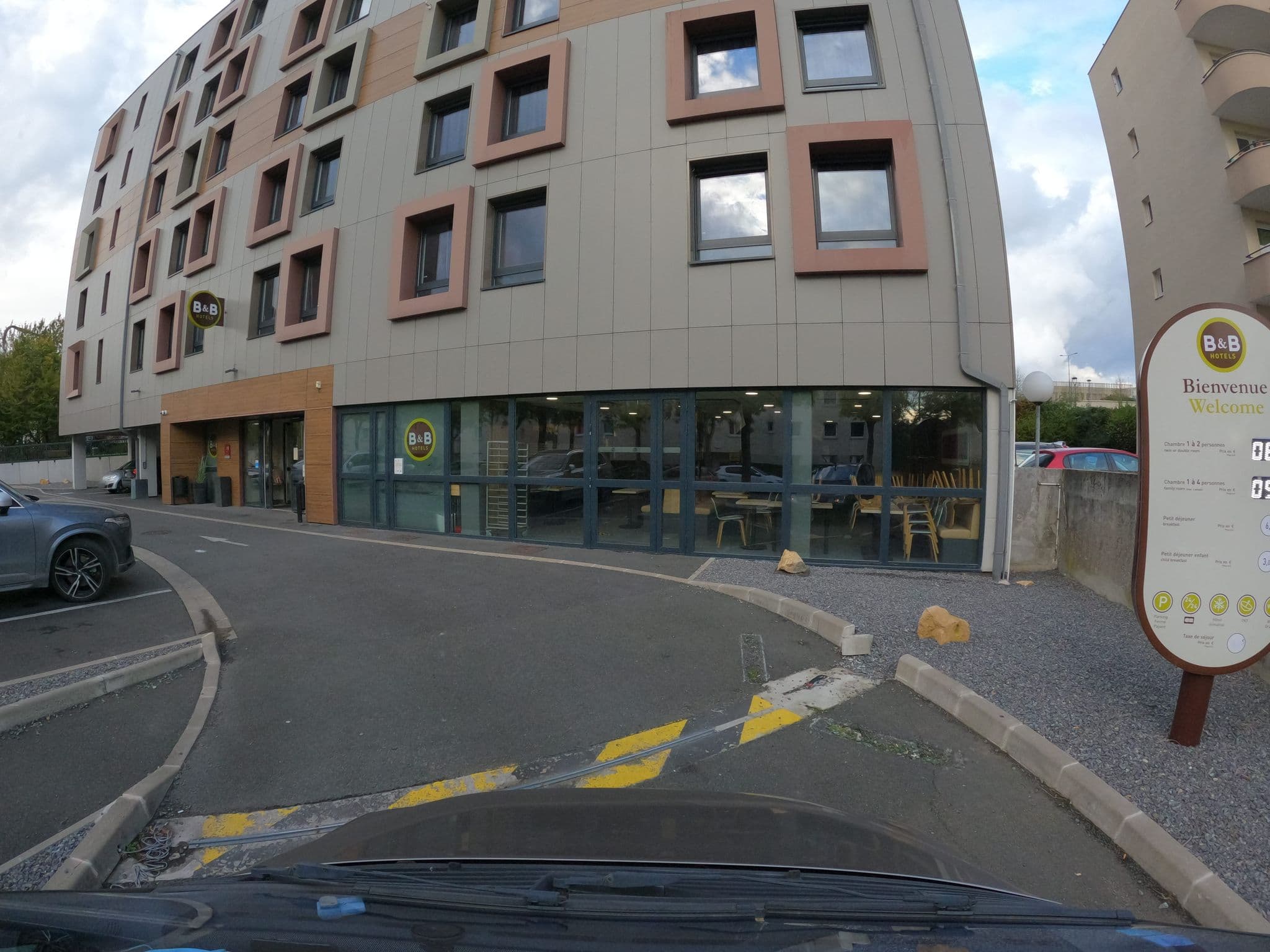 Street view near B&B Hôtel, Marne La Vallée — © stephanep (CC BY-SA · Mapillary)