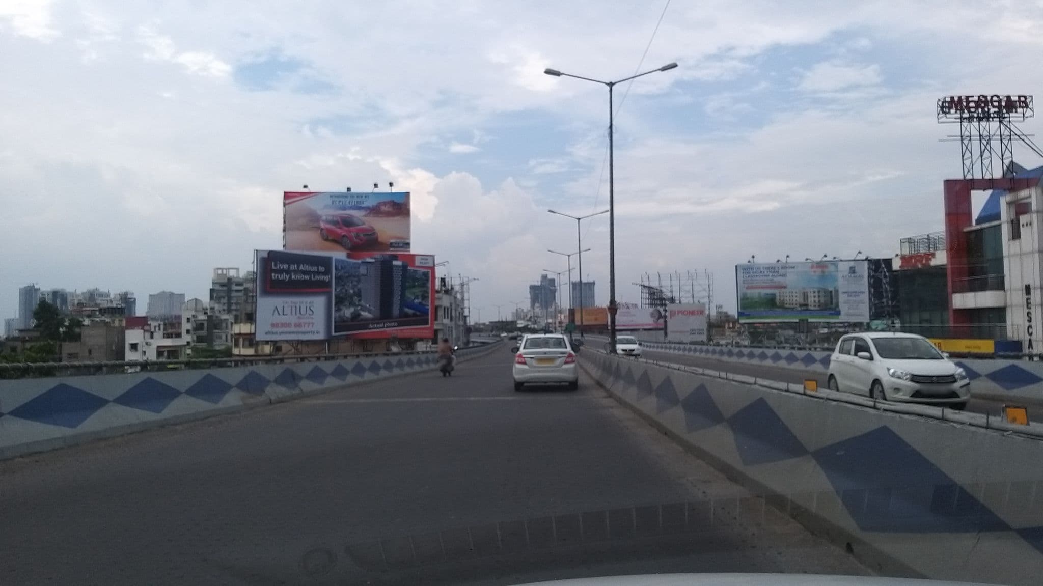 Street view near Hotel Lee International, Kolkata — © tasauf1980 (CC BY-SA · Mapillary)