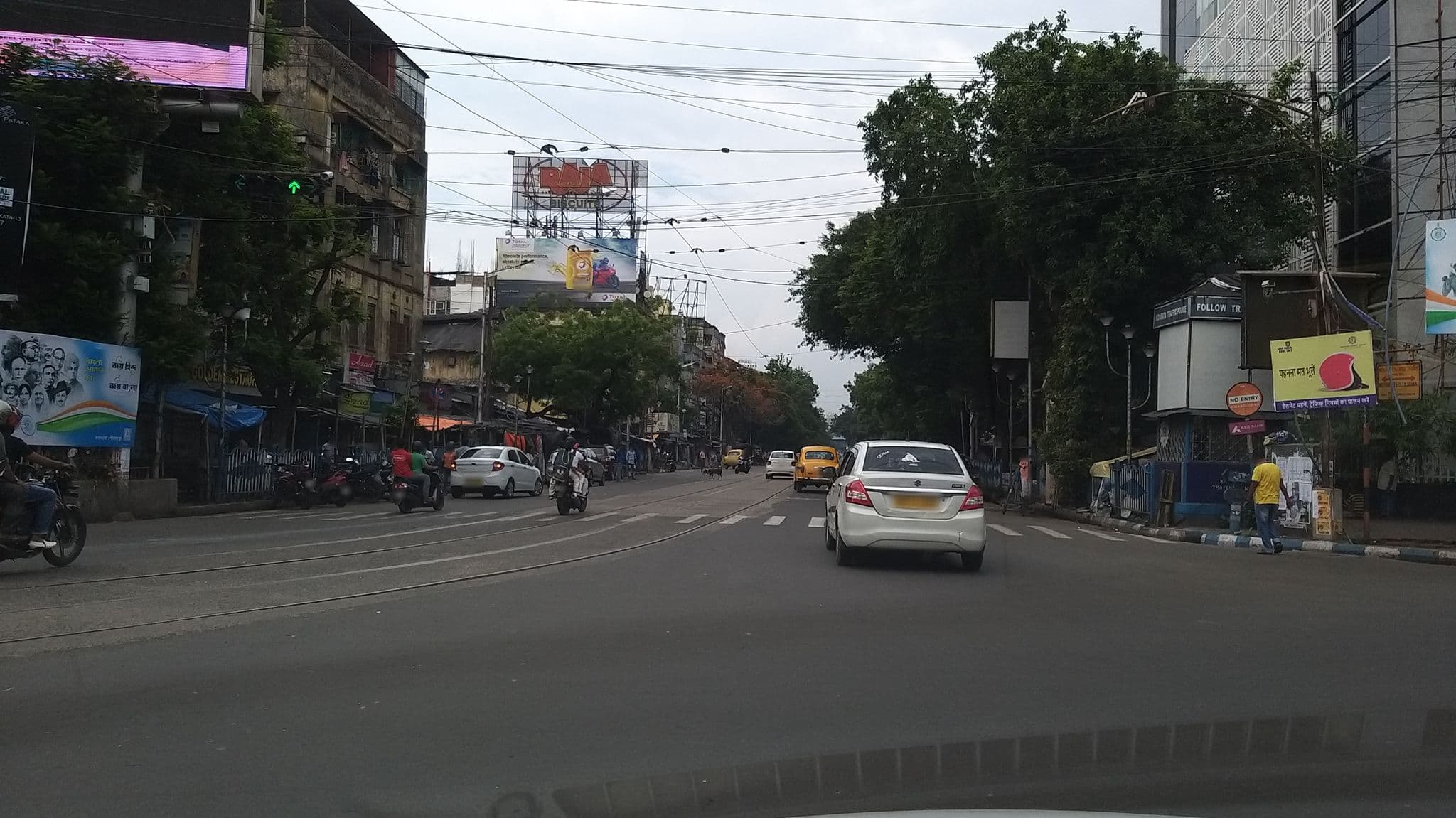 Street view near Shiraz Hotel, Kolkata — © tasauf1980 (CC BY-SA · Mapillary)