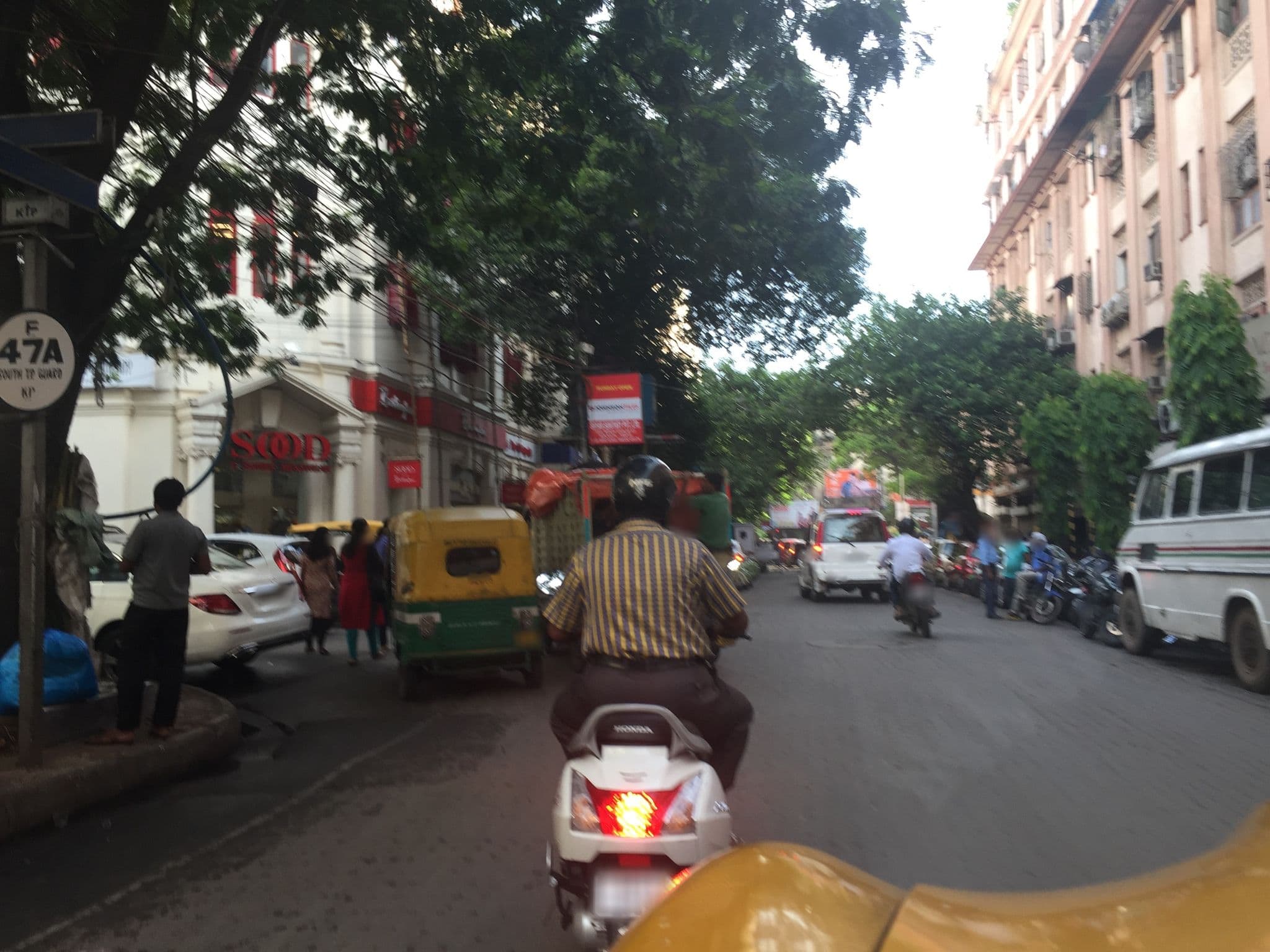 Street view near Gulshan International Hotel Calcutta, Kolkata — © infolimon (CC BY-SA · Mapillary)