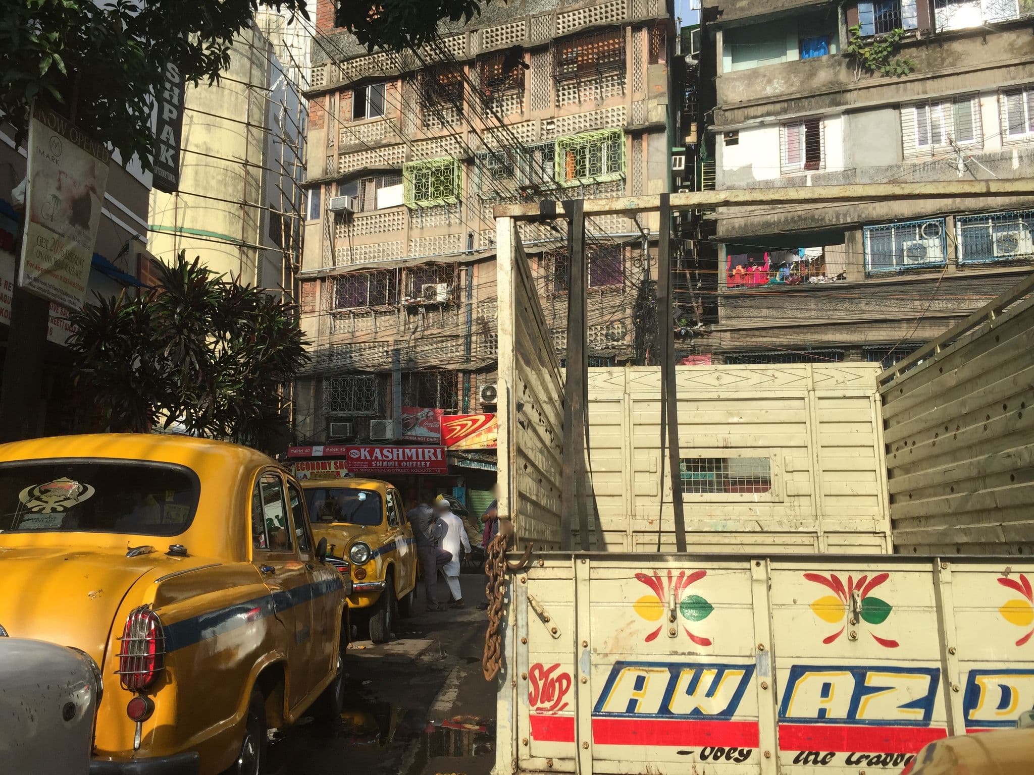 Street view near Hotel Sofia Continental, Kolkata — © infolimon (CC BY-SA · Mapillary)