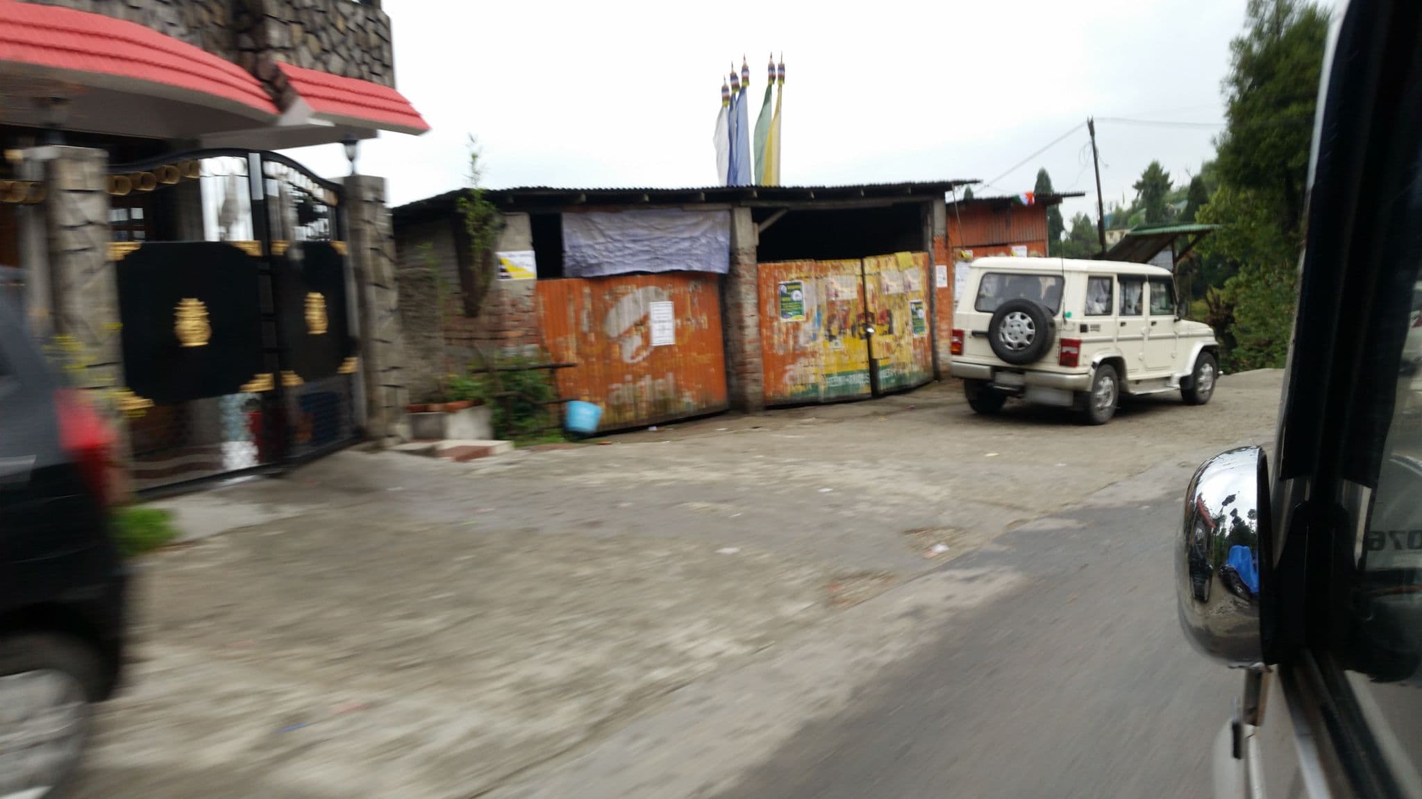 Street view near Tharbaling Home Stay, Dārjiling — © sawanshariar (CC BY-SA · Mapillary)