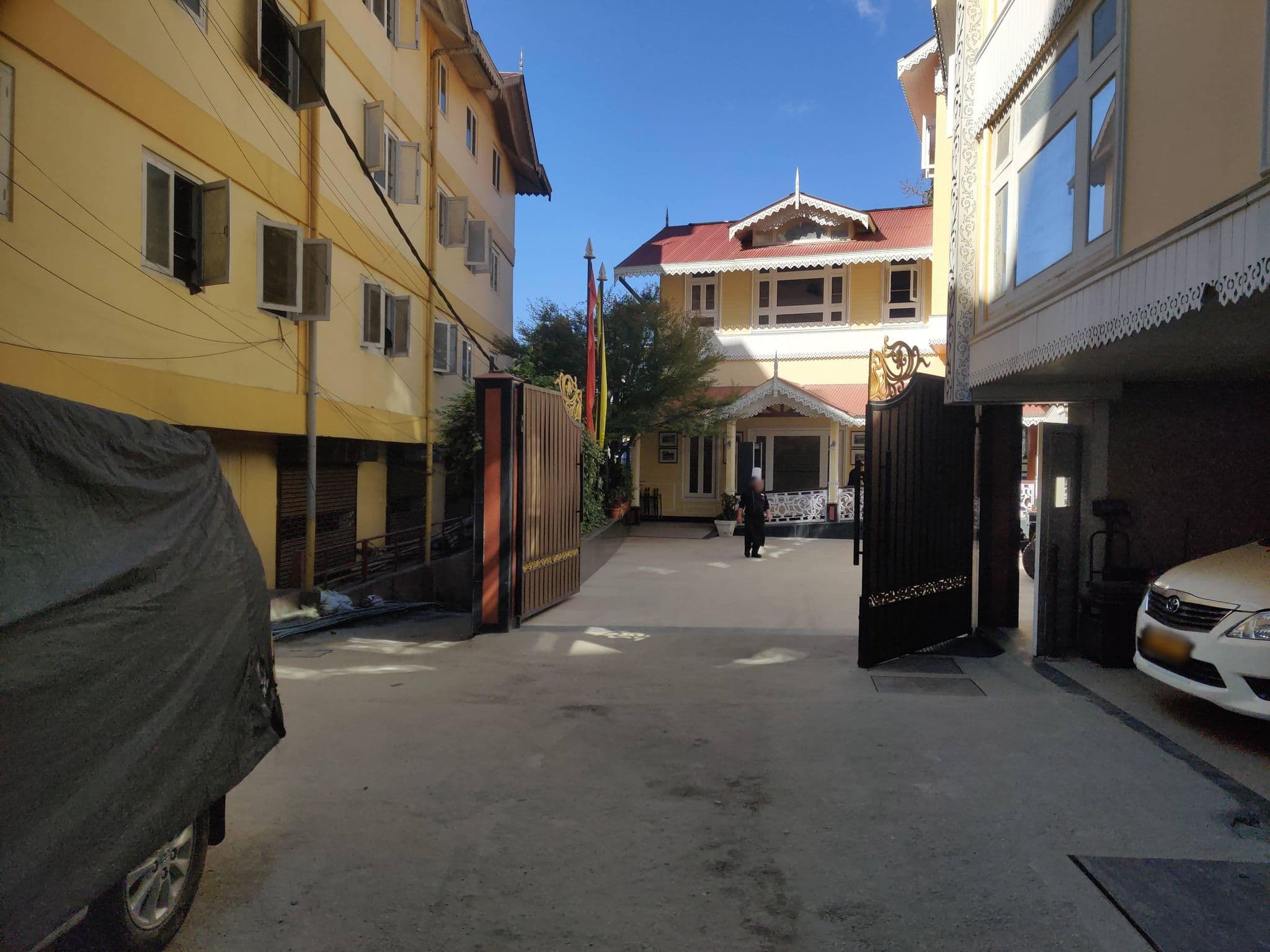 Street view near Tathagata Rooms, Dārjiling — © Annecca06 (CC BY-SA · Mapillary)