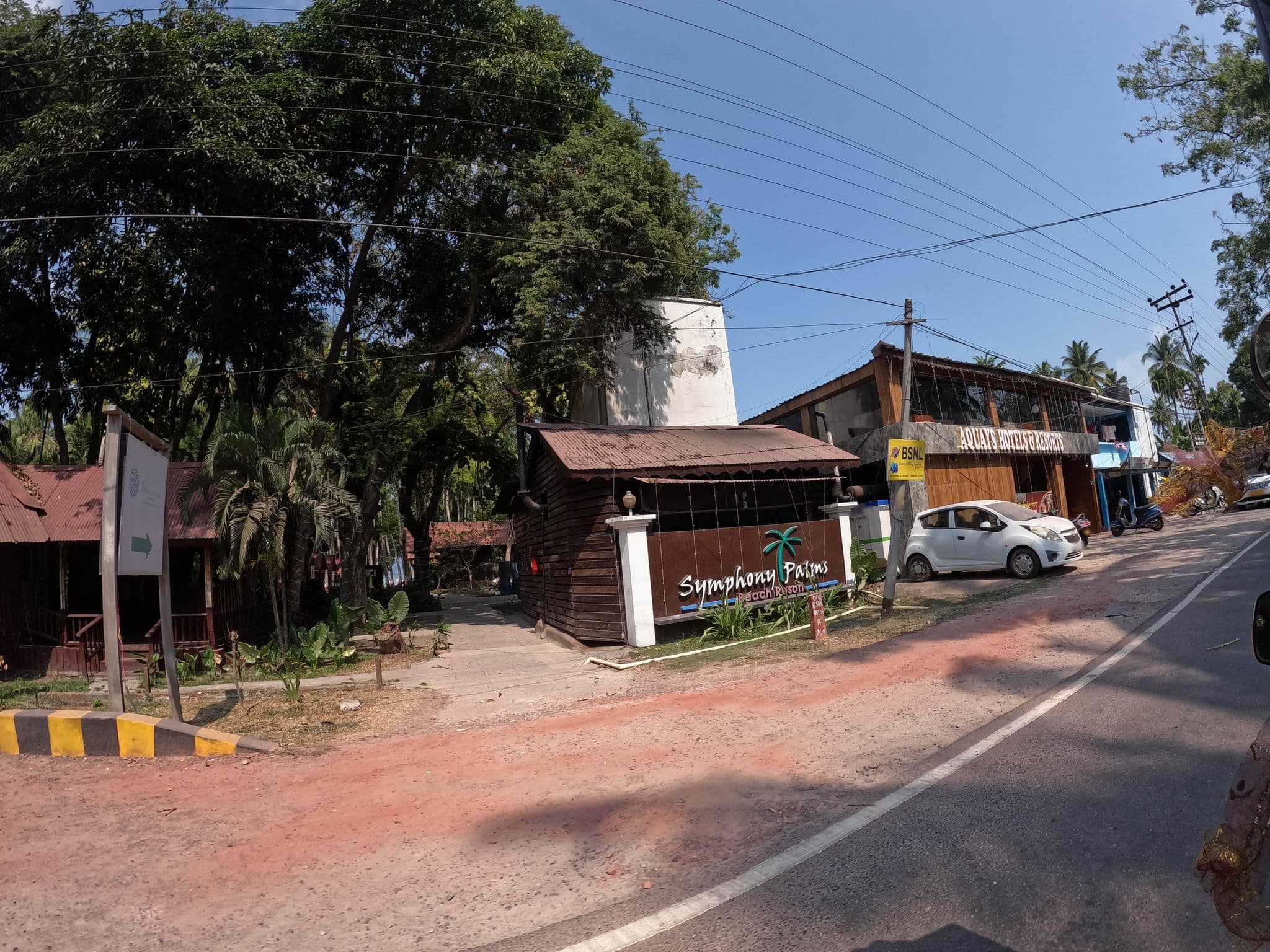 Street view near Symphony Palms, Bamboo Flat — © lucomsky (CC BY-SA · Mapillary)