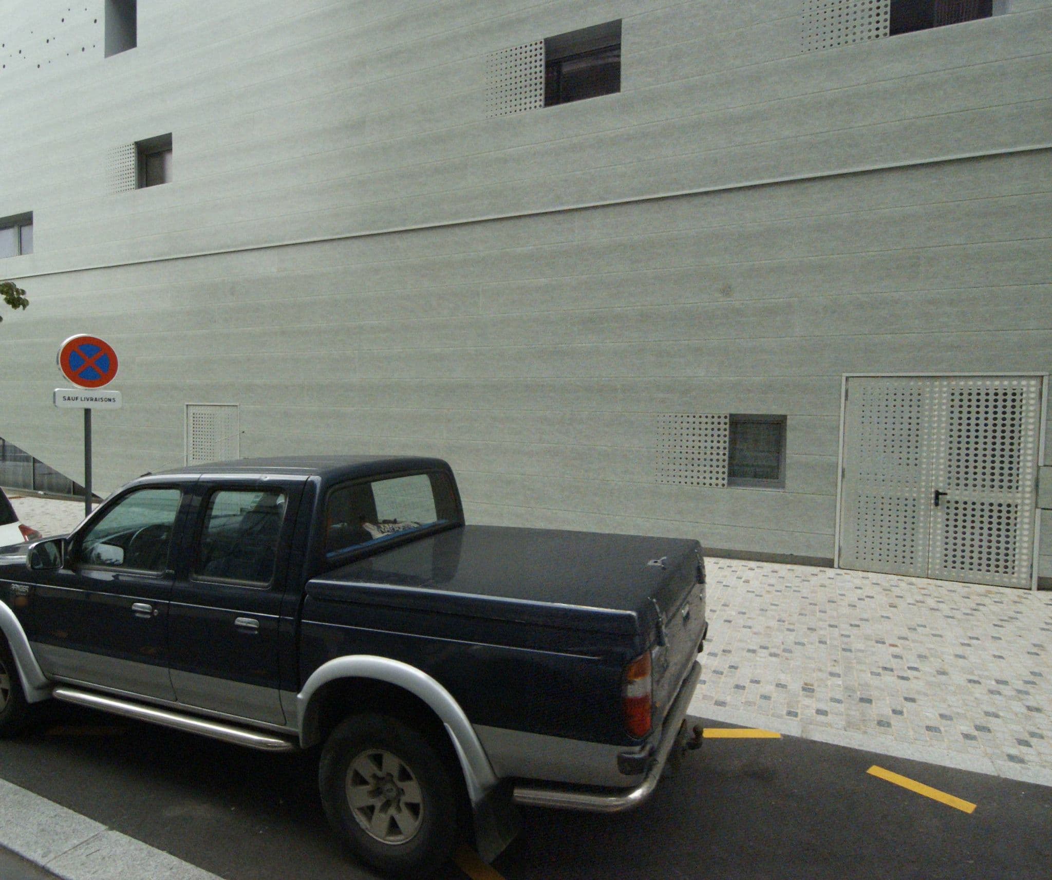 Street view near Auberge de Jeunesse de Lille Stéphane Hessel, Lille — © melimmergis (CC BY-SA · Mapillary)